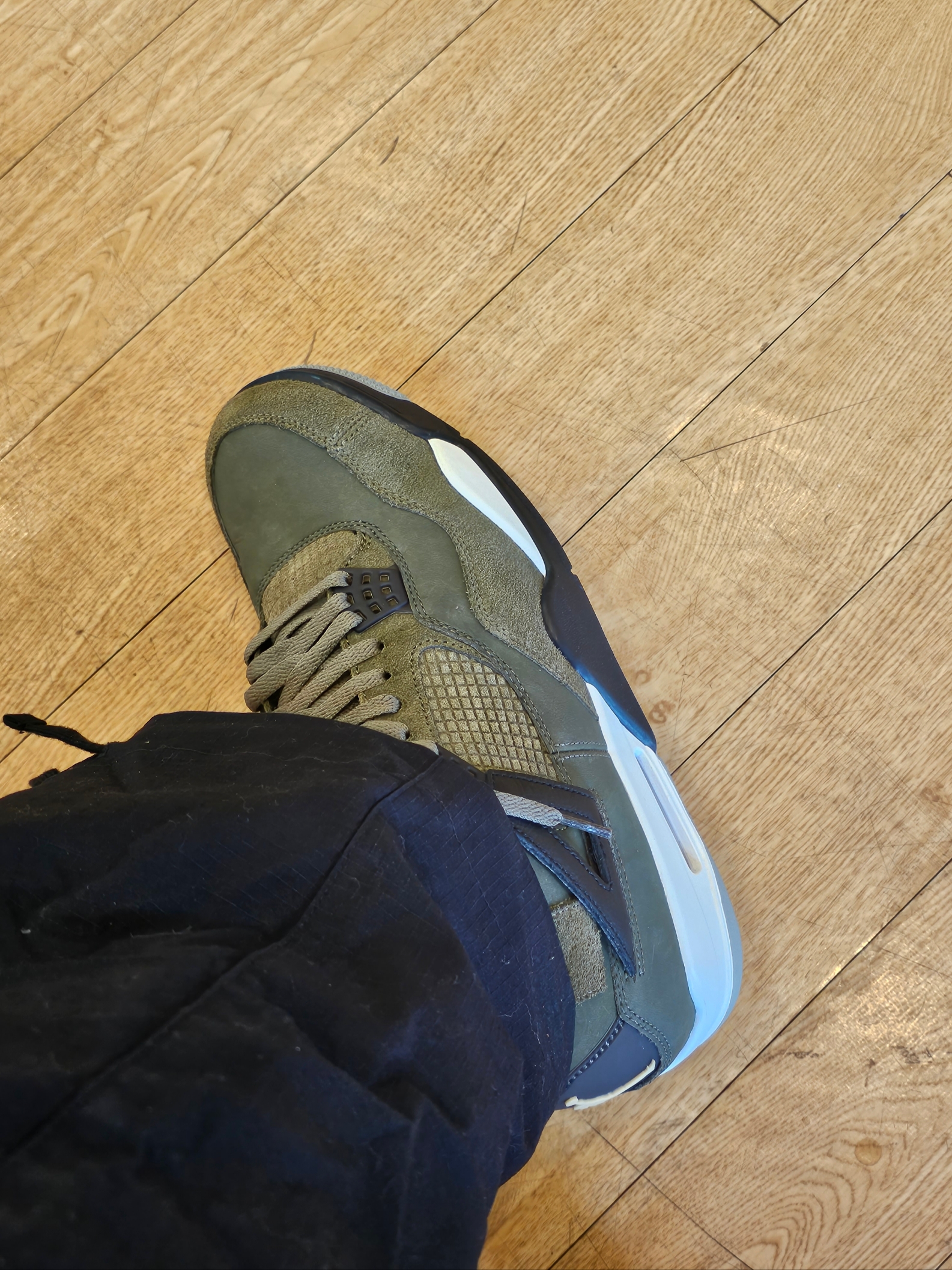 Jordan 4 Retro SE Craft Medium Olive 착용 스타일