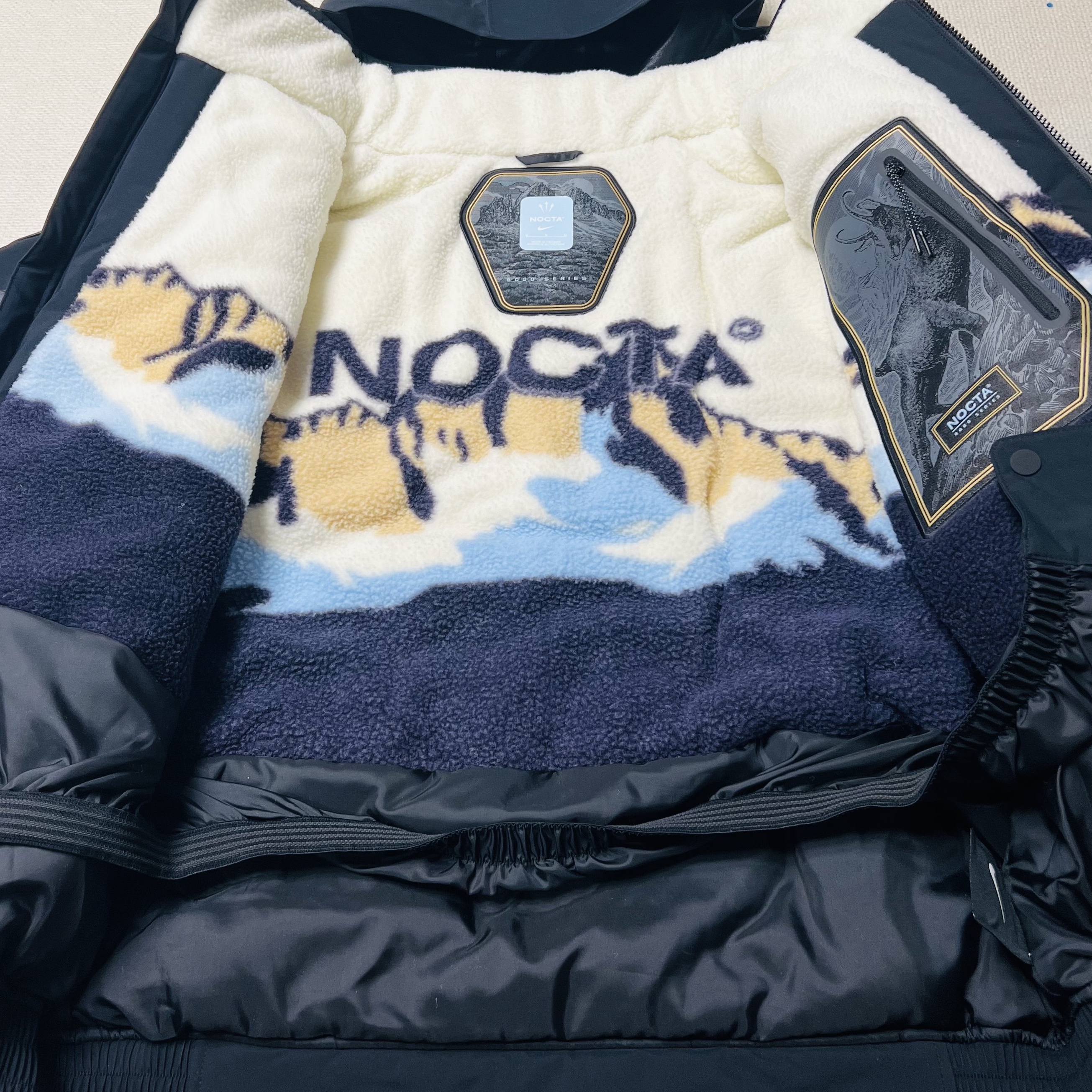 Nike x Drake Nocta 8K Peaks DLMTS 8000 Jacket Black (DV3625-010) 착용 스타일 - 2