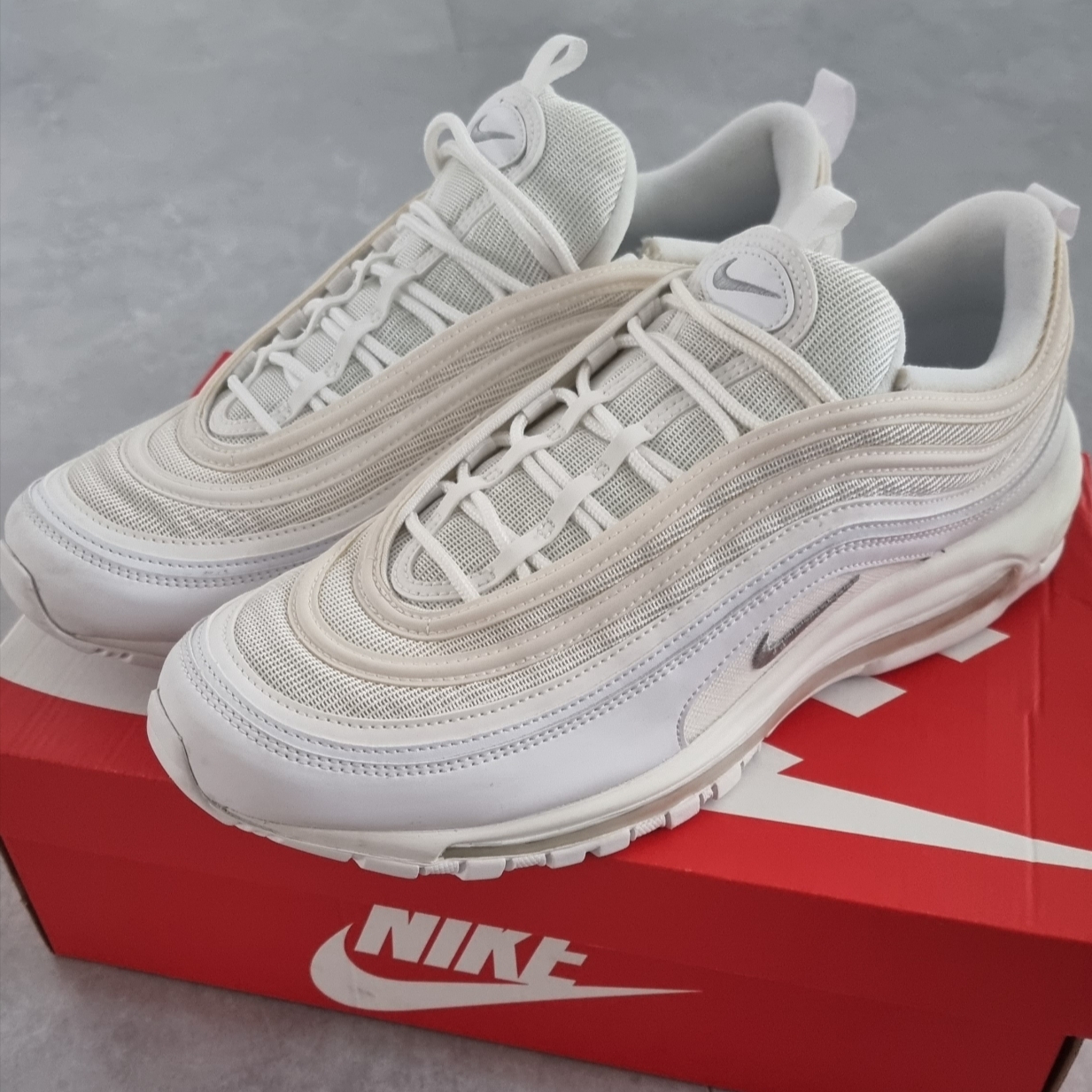 Nike Air Max 97 Triple White Wolf Grey 착용 스타일 - 2