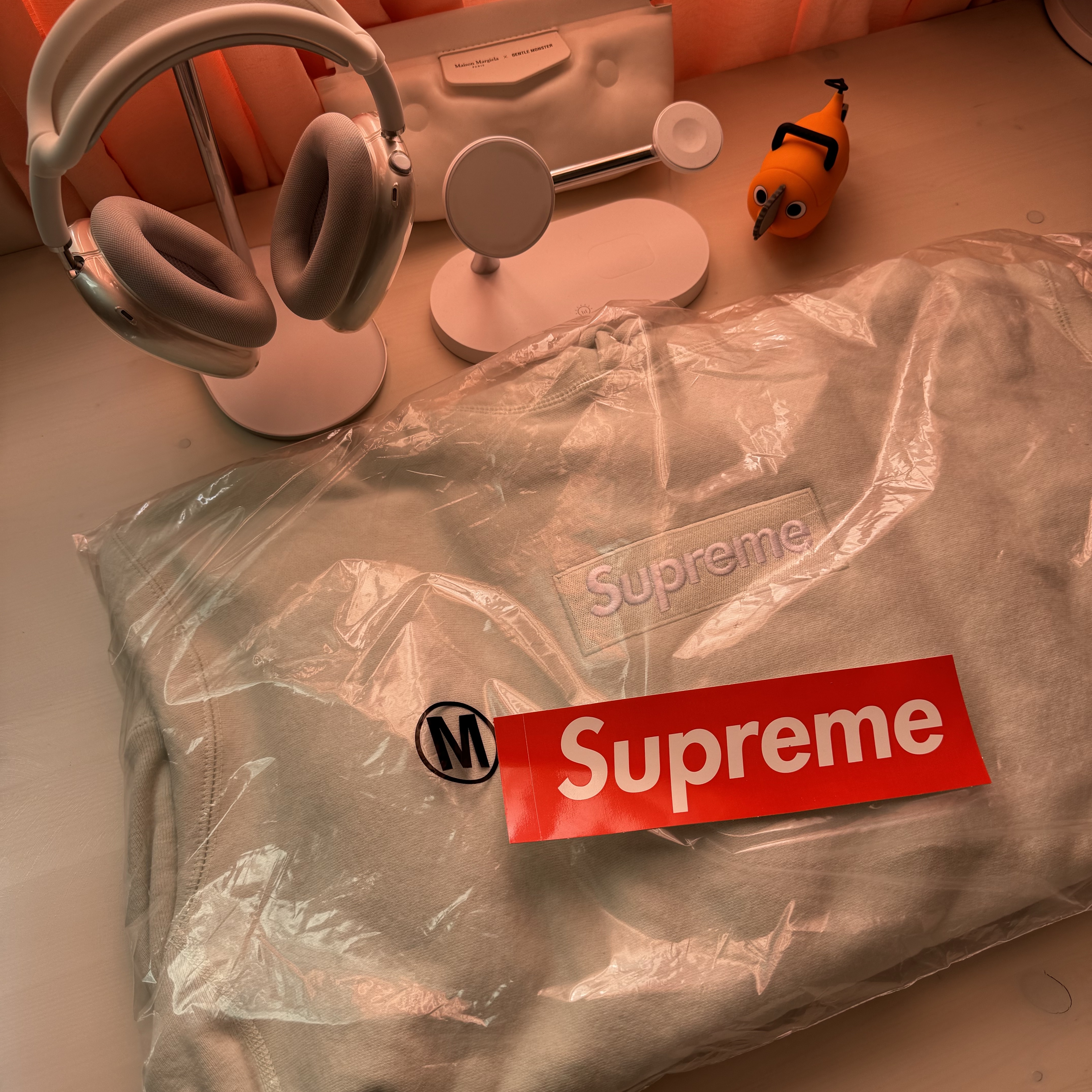 Casetify x Chainsaw Man Pochita Collectible AirPods Pro 1st/2nd Gen Case, Supreme Box Logo Hooded Sweatshirt Light Green - 23FW 착용 스타일 - 3