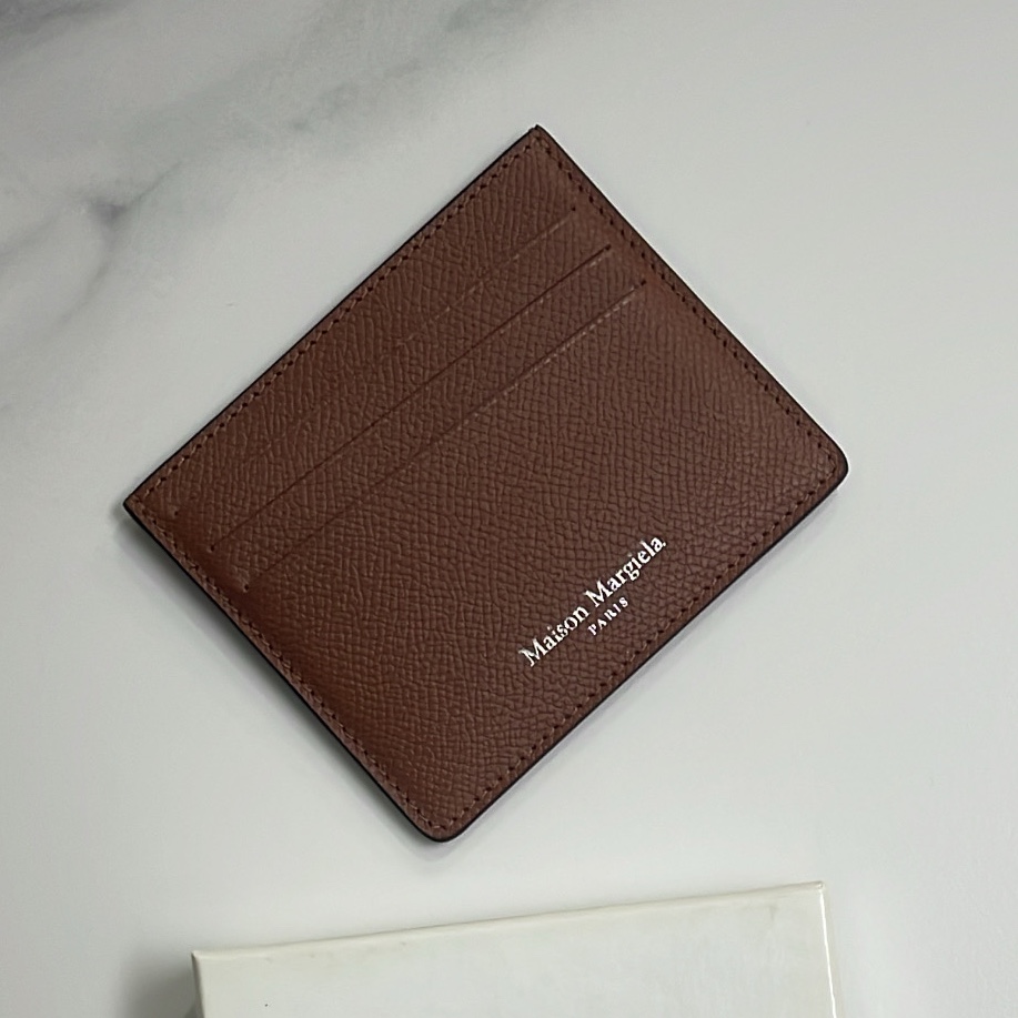 Maison Margiela Leather Card Holder Brown 착용 스타일 - 2