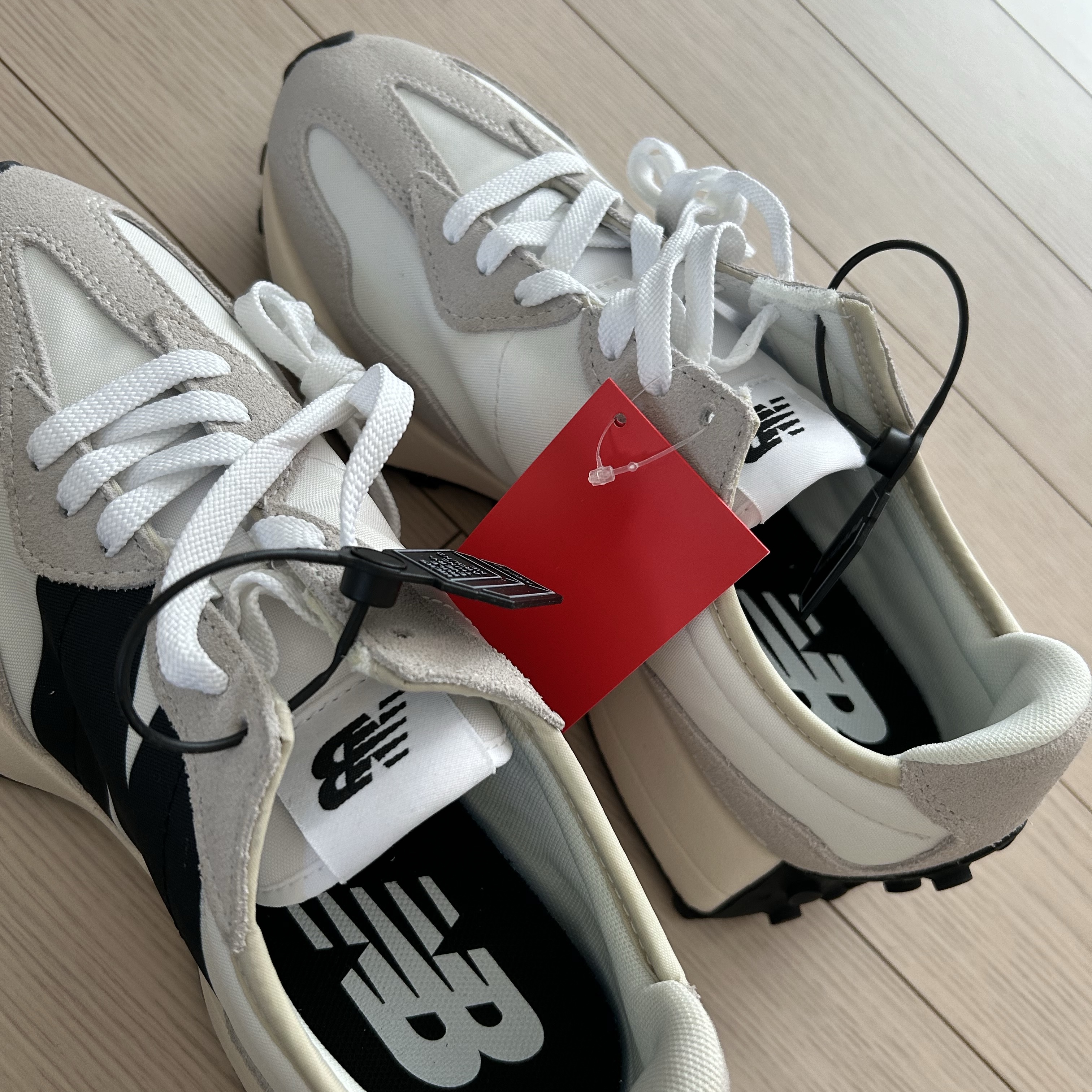 New Balance 327 White Black 착용 스타일