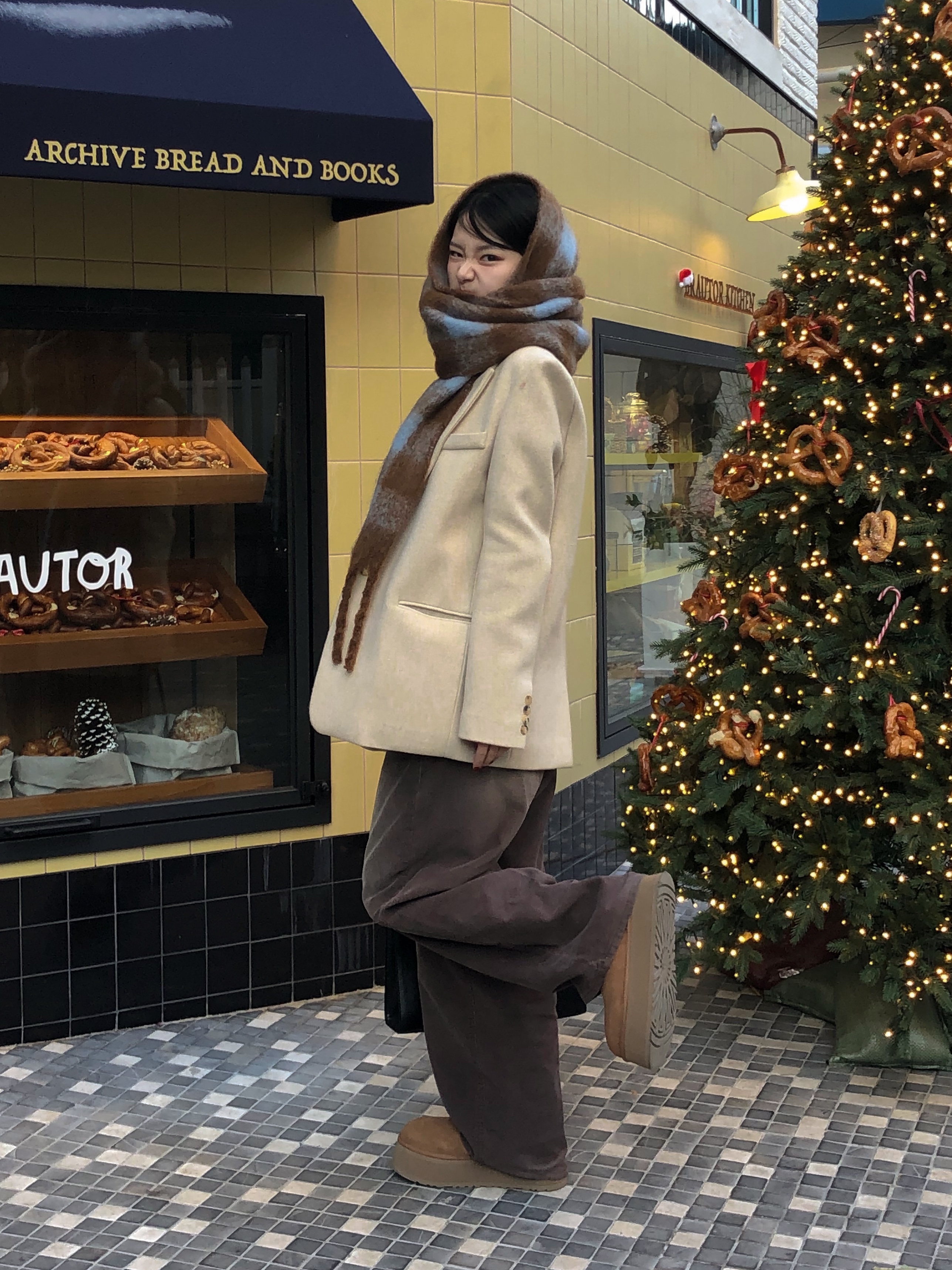 (W) UGG Classic Dipper Boots Chestnut 착용 스타일 - 1