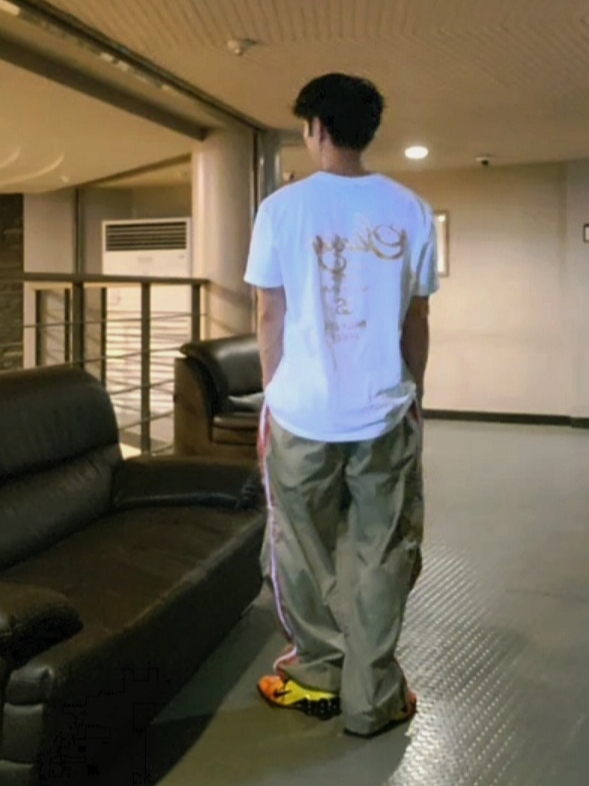 Nike x Martine Rose Shox MR4 Safety Orange, Stussy World Tour T-Shirt White 2023 착용 스타일