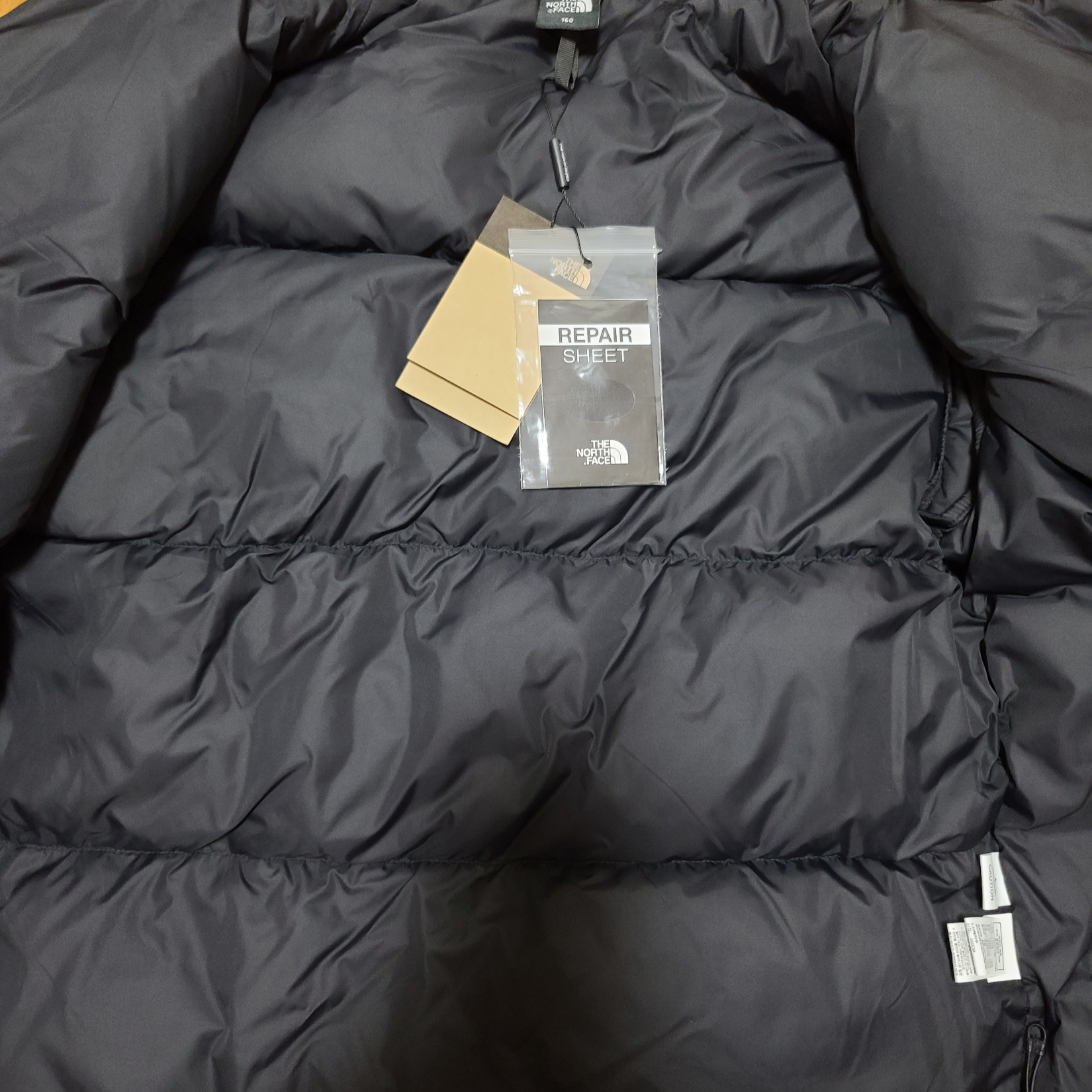 (Kids) The North Face 1996 Eco Nuptse Down Jacket Real Black 착용 스타일 - 1