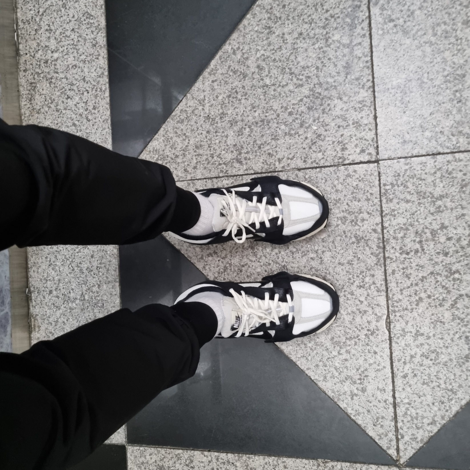 (W) Nike Zoom Vomero 5 Wolf Grey and Black 착용 스타일