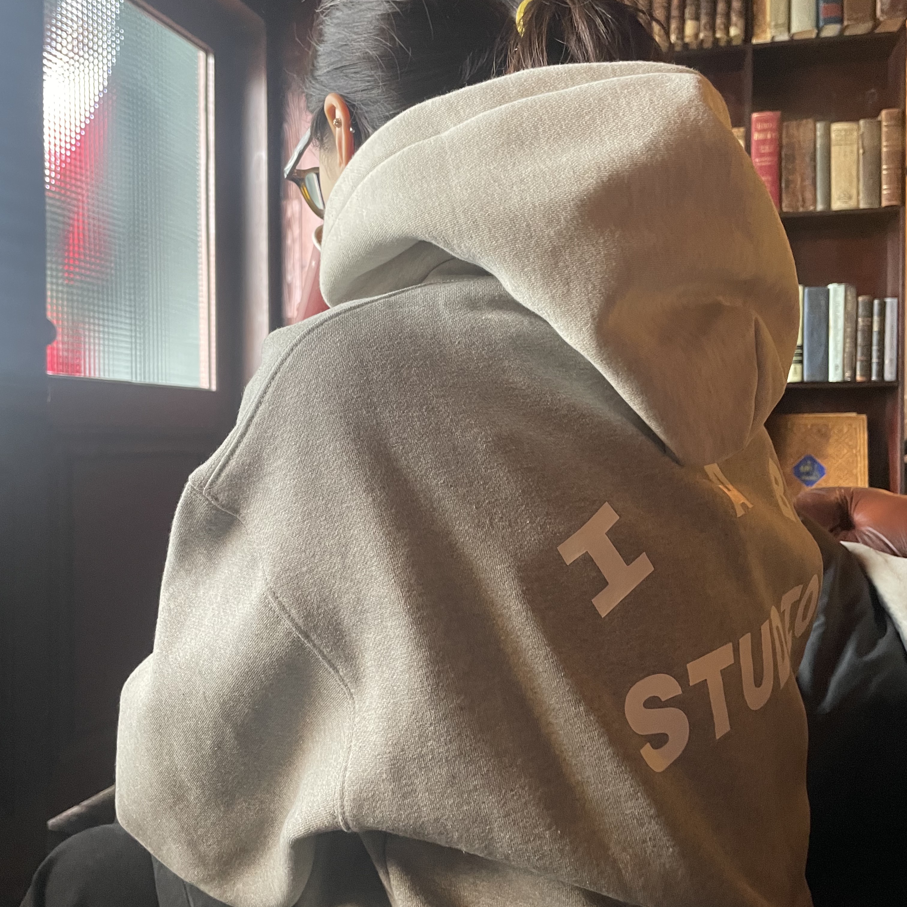 IAB Studio Hoodie Dual Gray 착용 스타일