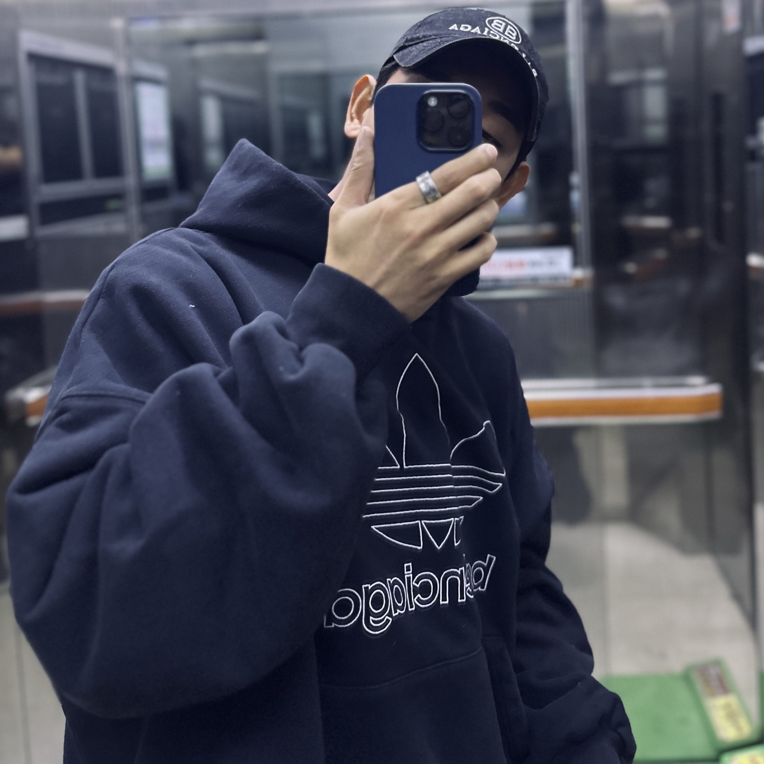 Balenciaga x Adidas Hoodie Large Fit Black 착용 스타일