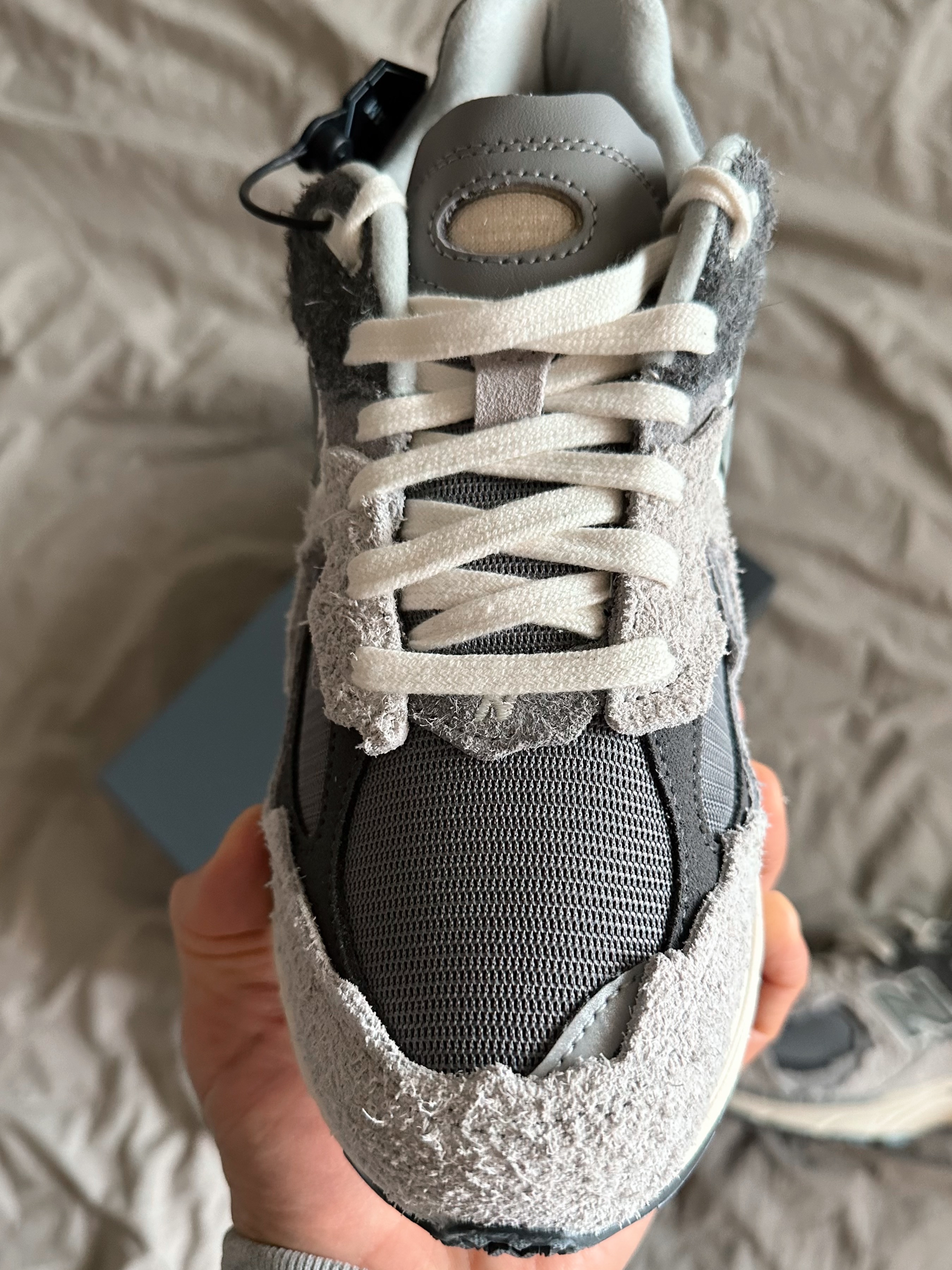 New Balance 2002R Protection Pack Rain Cloud 착용 스타일 - 1