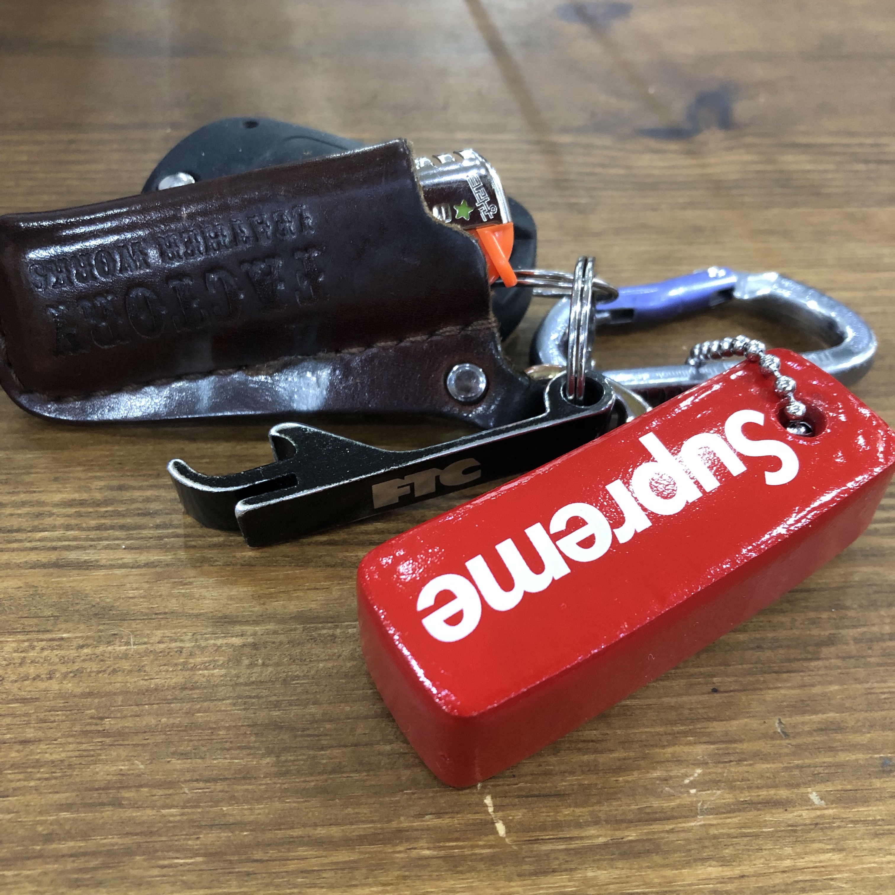 Supreme Floating Keychain Red - 23FW 착용 스타일