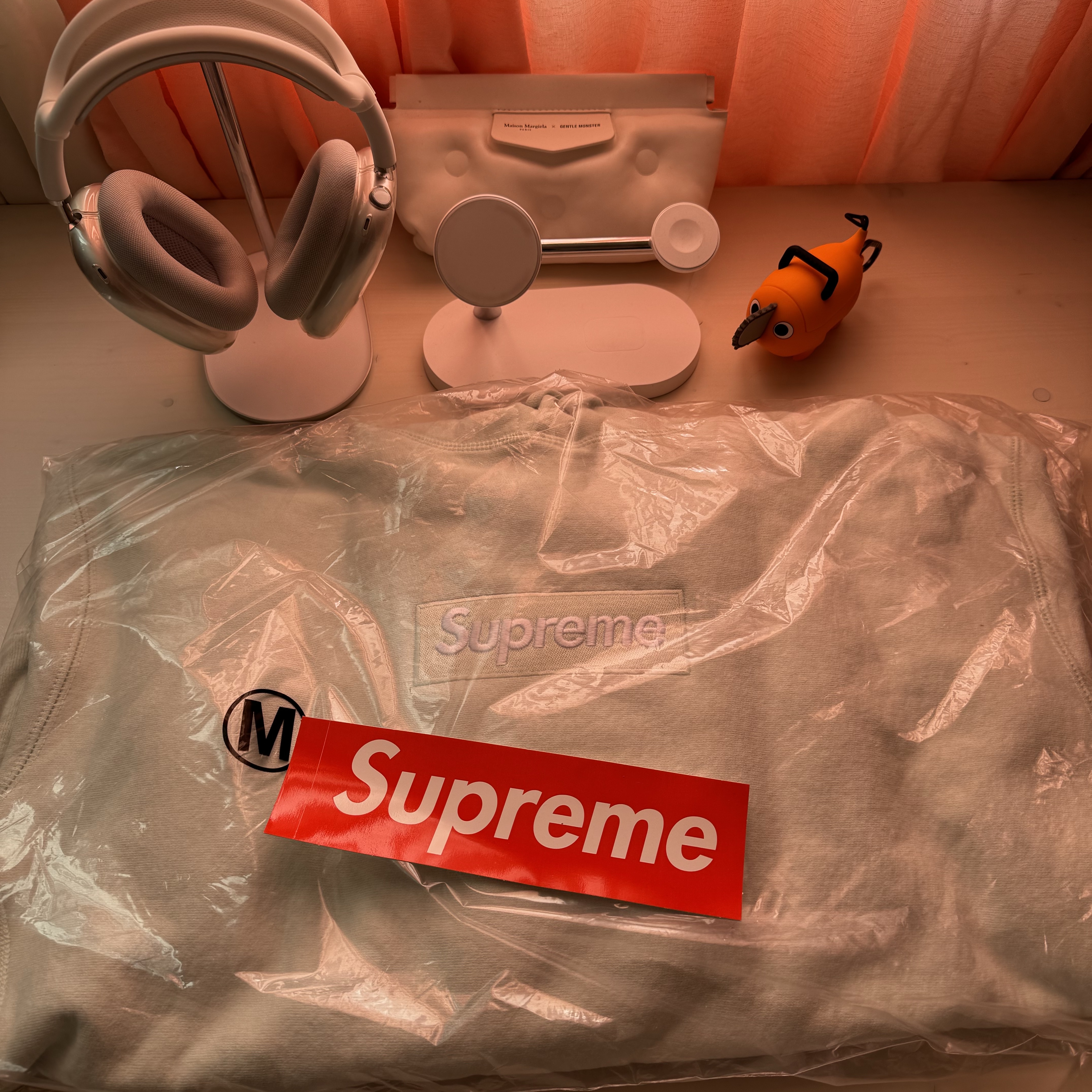 Casetify x Chainsaw Man Pochita Collectible AirPods Pro 1st/2nd Gen Case, Supreme Box Logo Hooded Sweatshirt Light Green - 23FW 착용 스타일 - 2