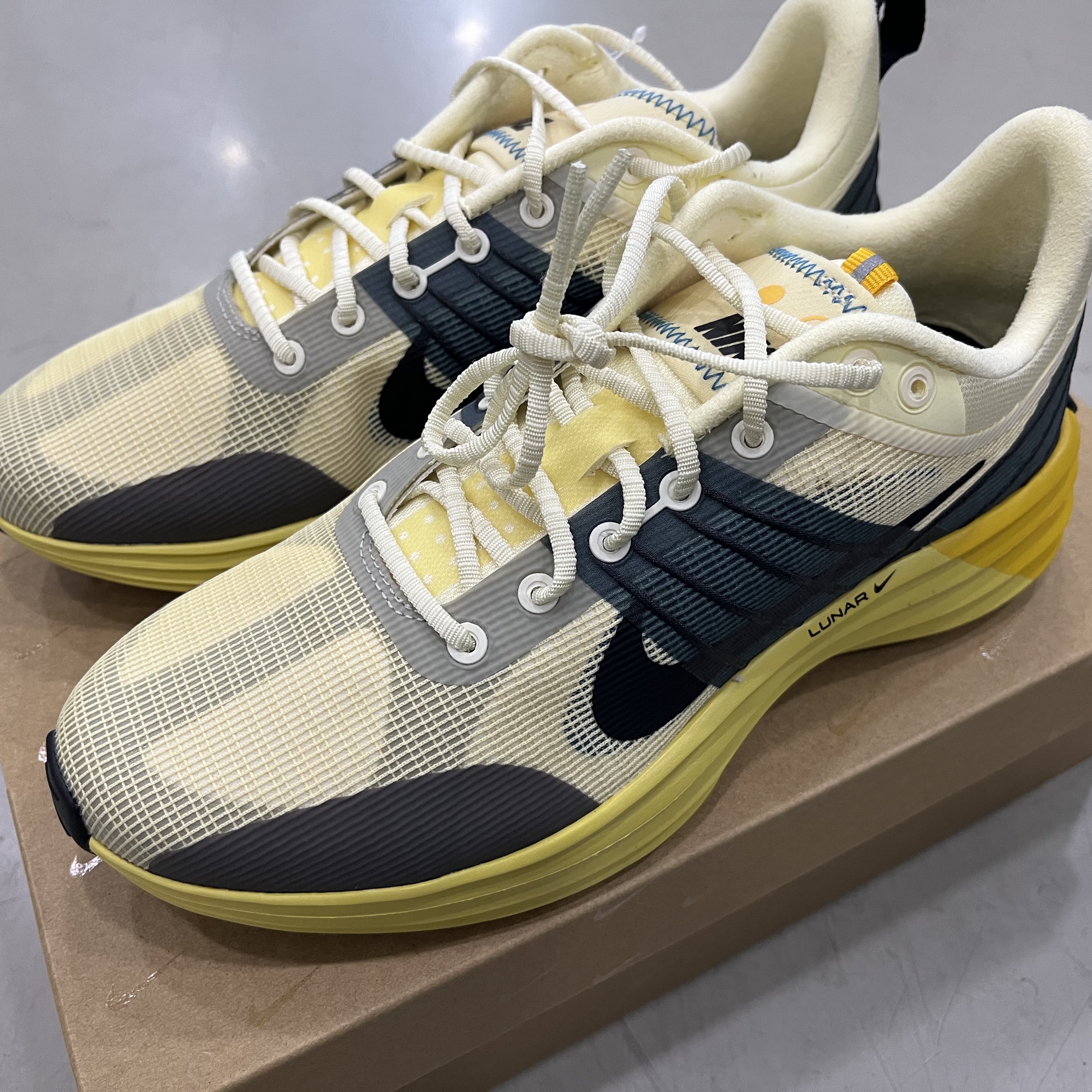 Nike Lunar Roam Alabaster and Green Abyss 착용 스타일