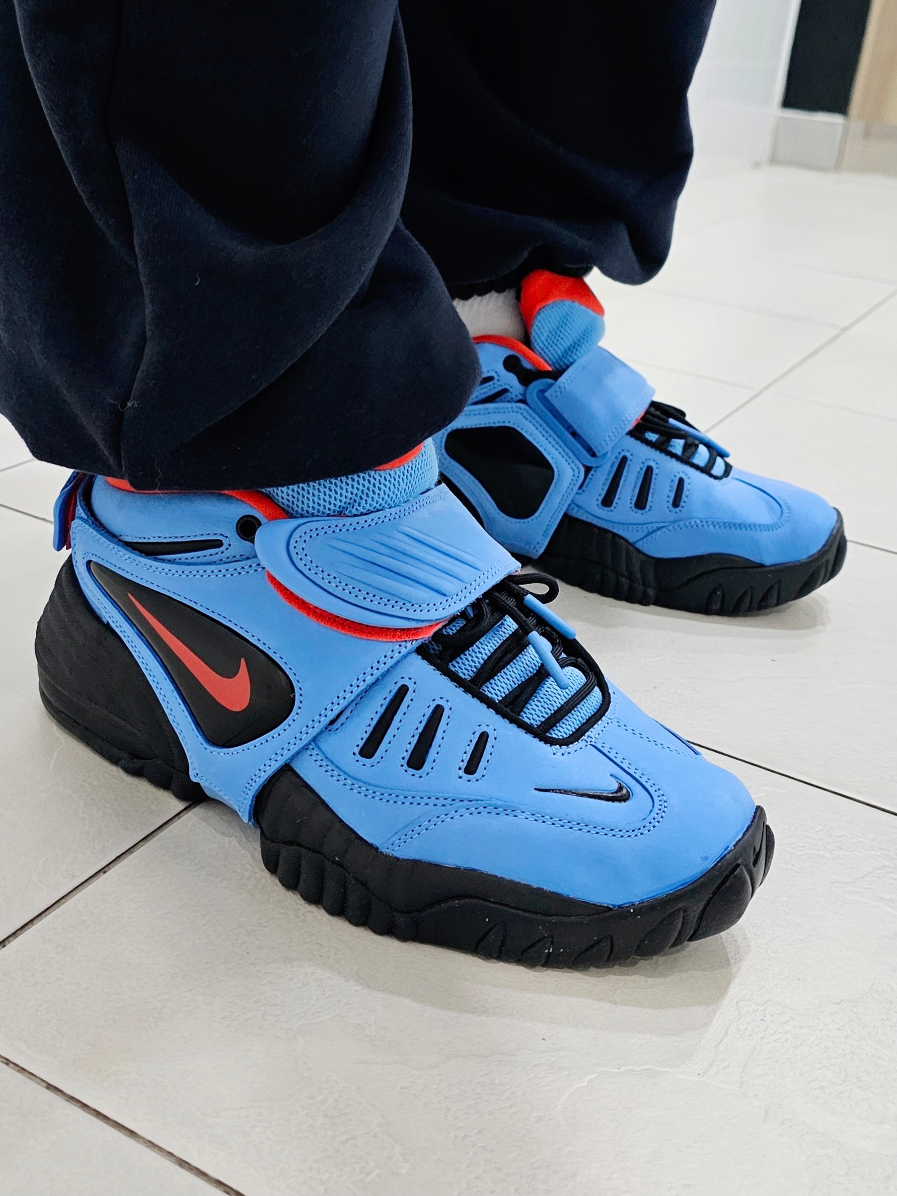 Nike x Ambush Air Adjust Force SP University Blue and Habanero Red 착용 스타일 - 5
