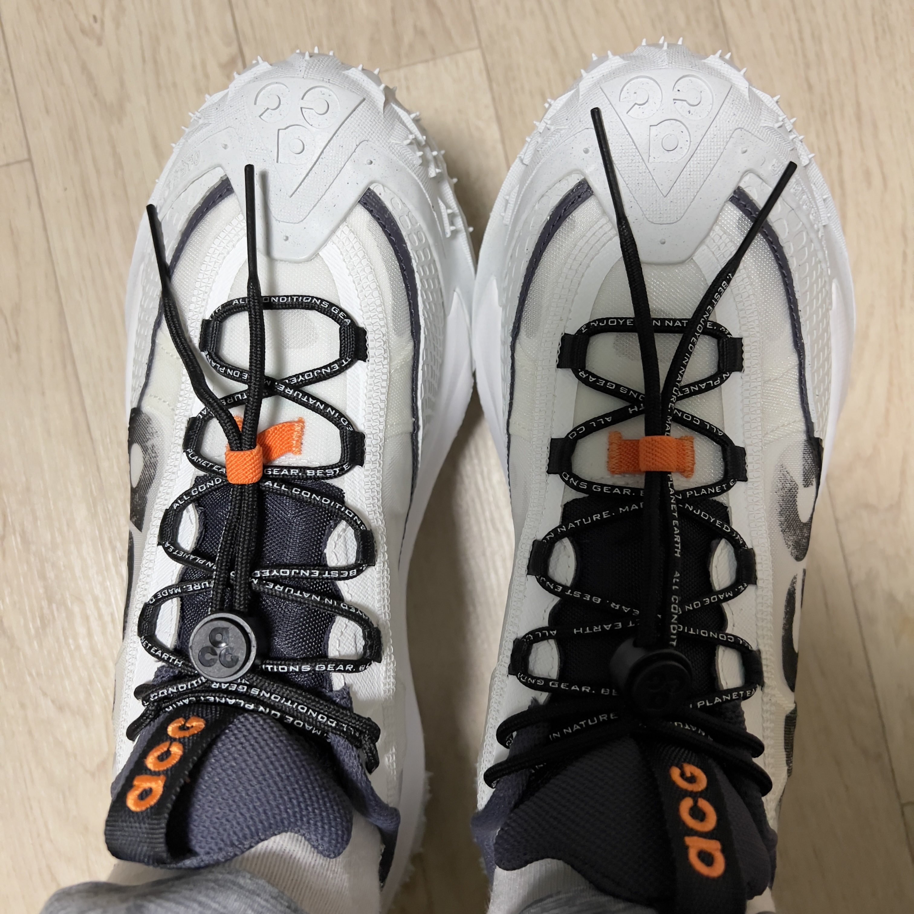 Nike ACG Mountain Fly 2 Low Summit White and Bright Mandarin 착용 스타일