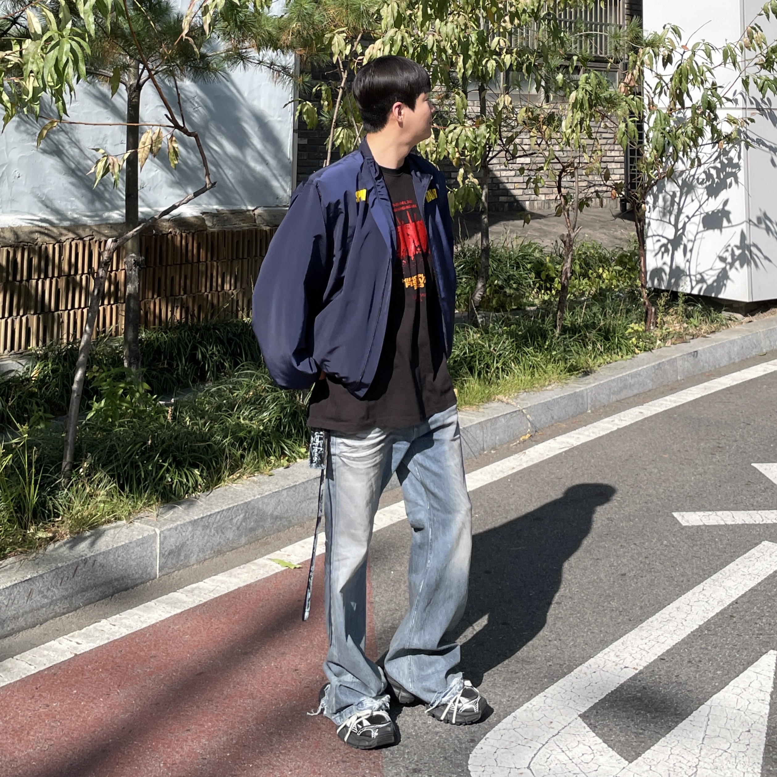 Undermycar Maigan Padded Shoulder Zip-Up Blouson India Ink - 23FW, Balenciaga Cash Card Case On Keyring Graffiti Black 착용 스타일 - 3