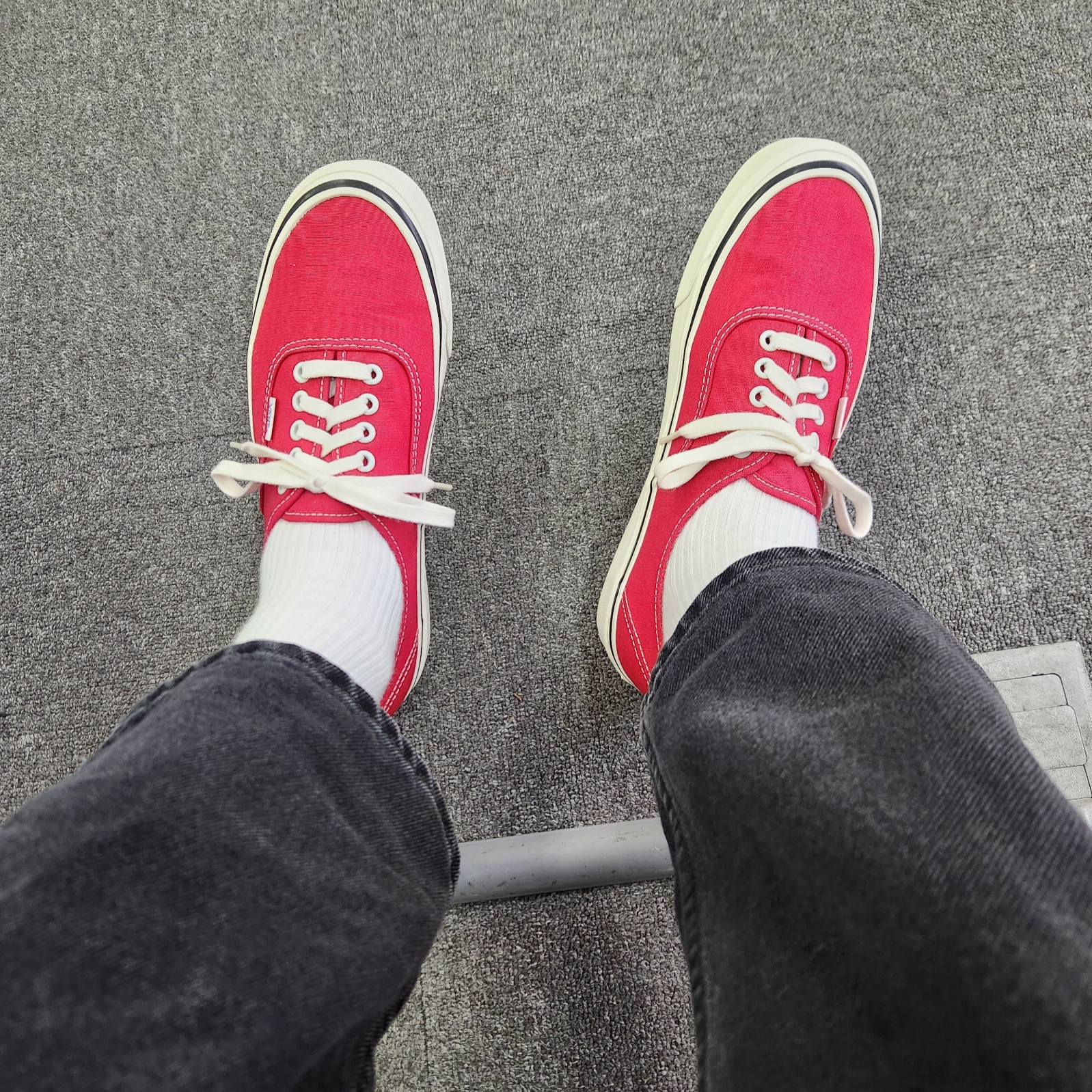 Vans Authentic 44 DX Anaheim Factory Racing Red 착용 스타일 - 1