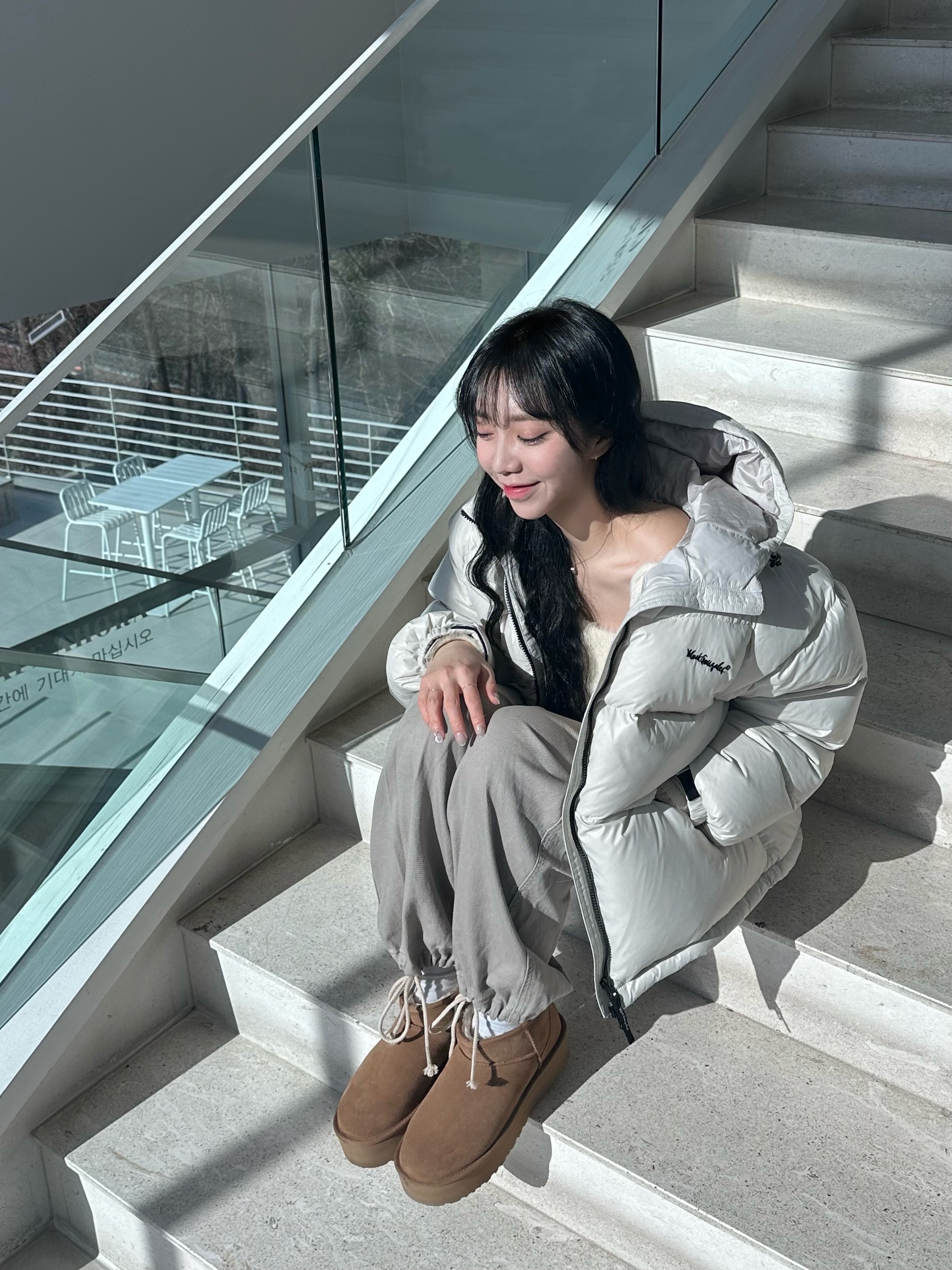 (W) UGG Classic Ultra Mini Platform Boots Chestnut 착용 스타일 - 4