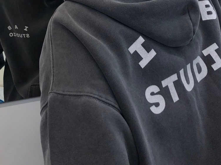 IAB Studio Pigment Hoodie Black 착용 스타일