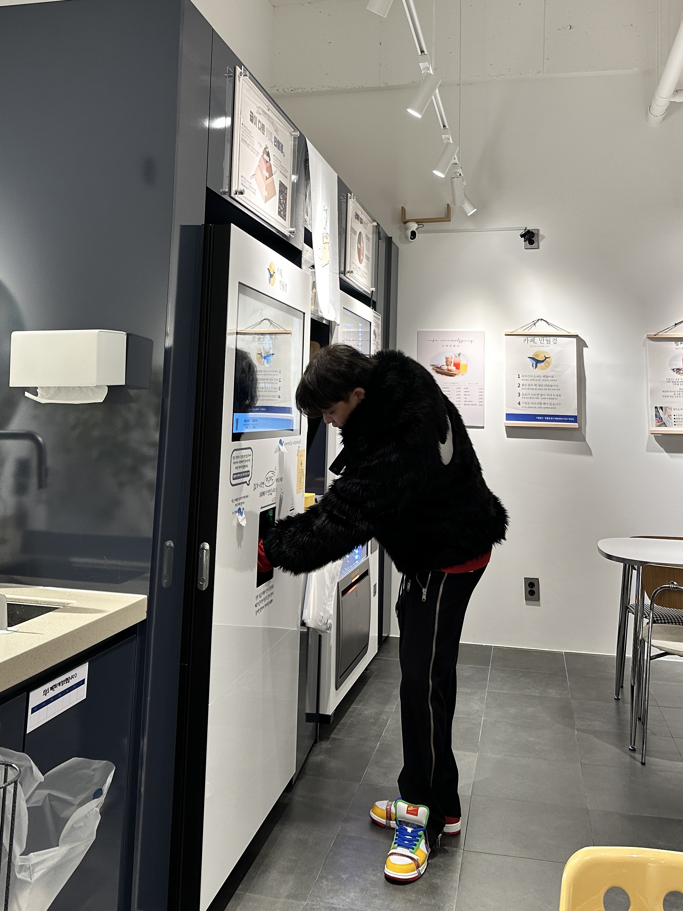 (W) Nike x Ambush Reversible Faux-Fur Coat Black, Stussy Basic Stussy LS T-Shirt Dark Red 2022 착용 스타일