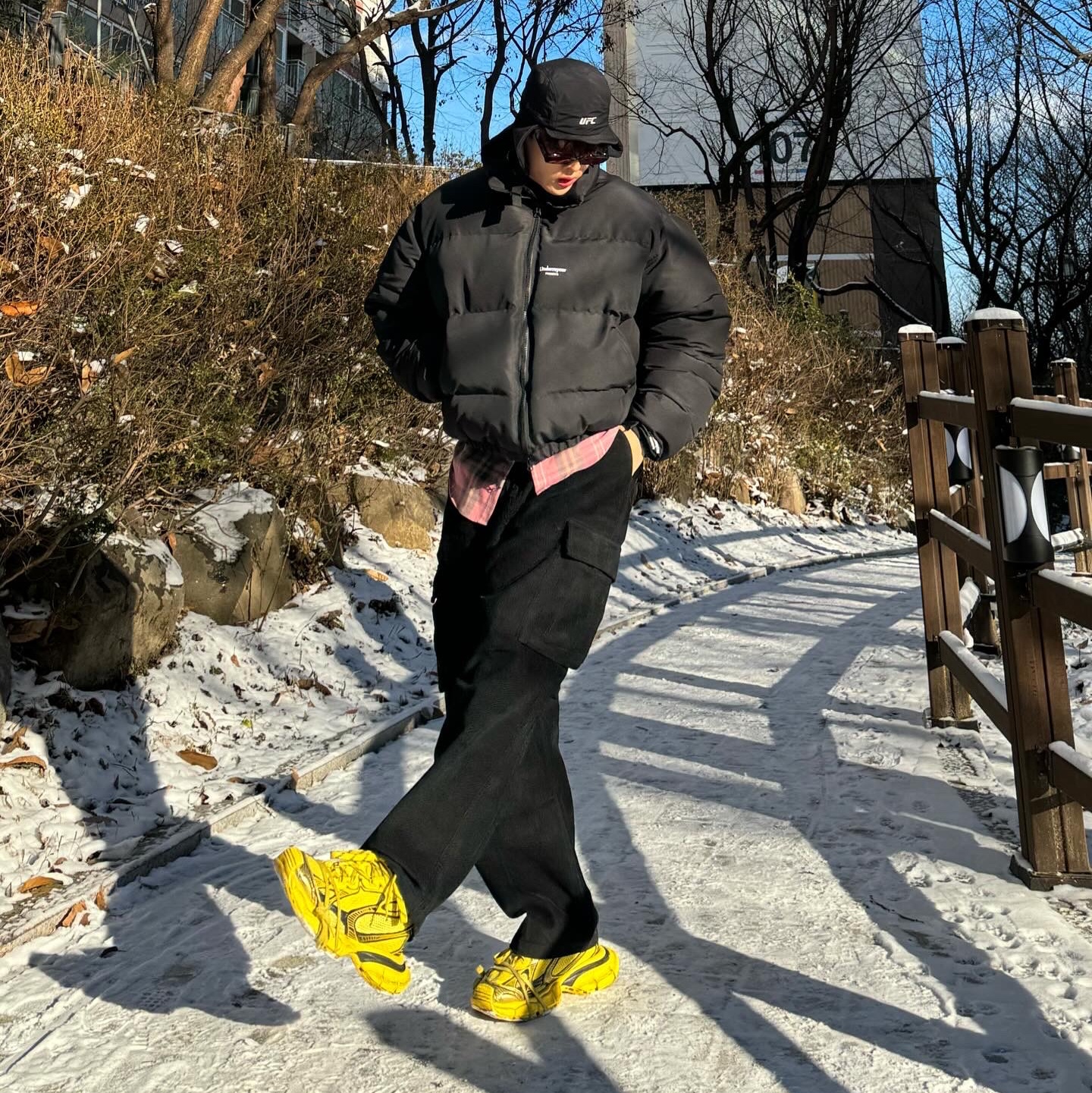 Undermycar Mu.15 Anti Fxxking Logo Play Triple Logo Crop Padding Jacket Black, Balenciaga 3XL Sneakers Yellow Black 착용 스타일 - 2