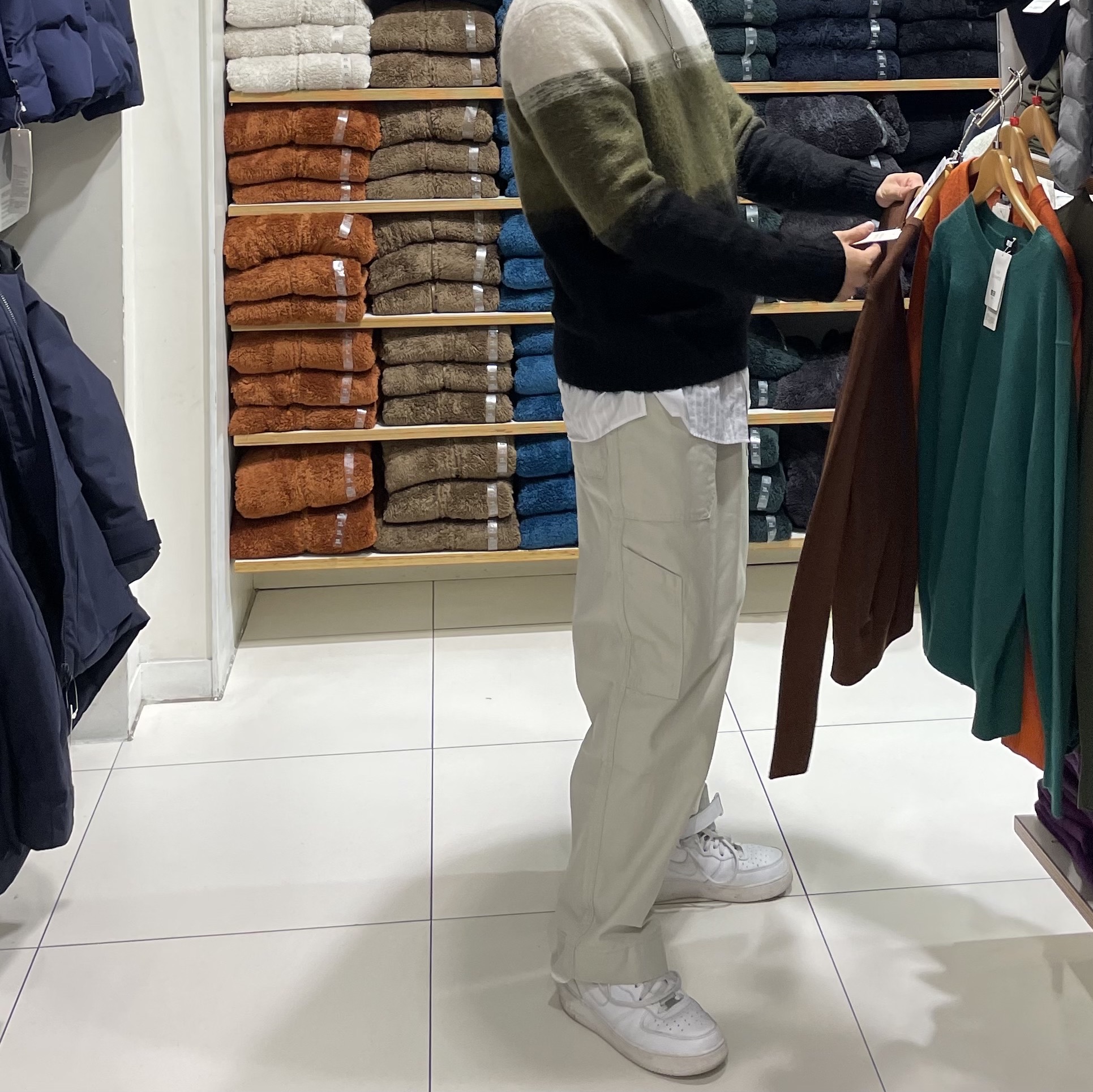Uniqlo U Wide Fit Baker Pants Natural 착용 스타일