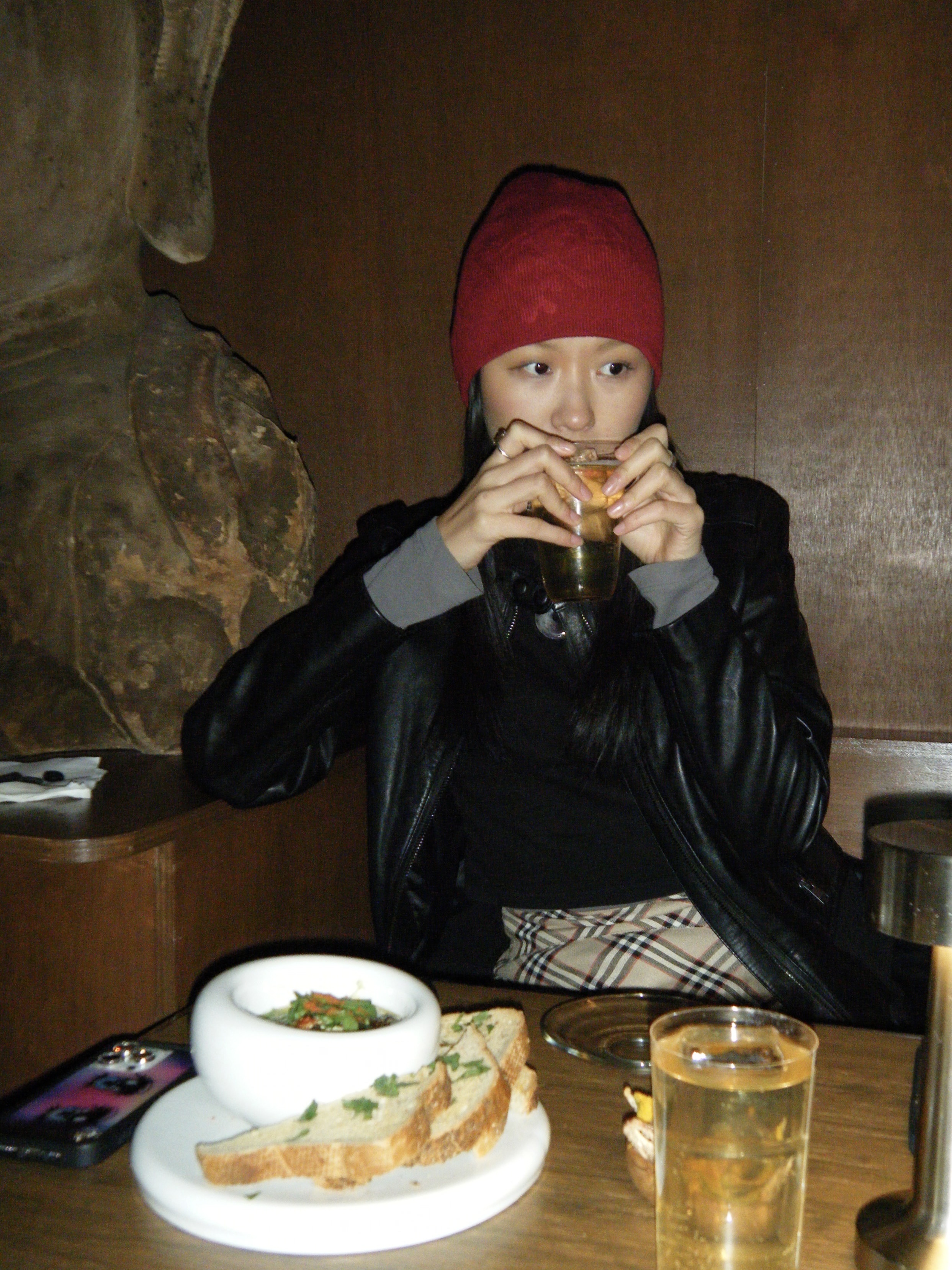 Stussy Debossed Stock Logo Beanie Deep Red 착용 스타일 - 1