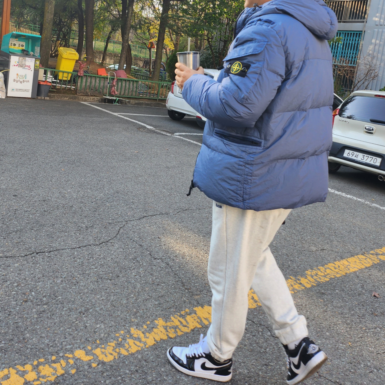 Stone Island 40223 Garment Dyed Crinkle Reps Down Jacket Avio Blue - 22FW 착용 스타일