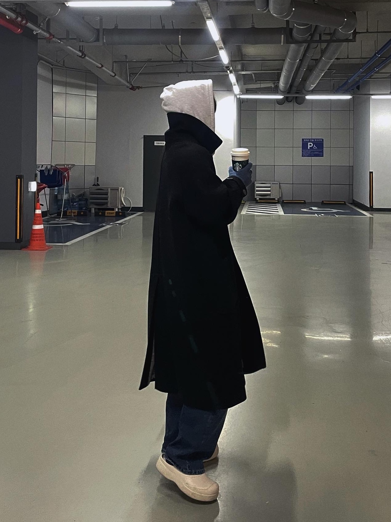 Undermycar Legion.02 Balmacaan Oversized Wool Coat Black 착용 스타일