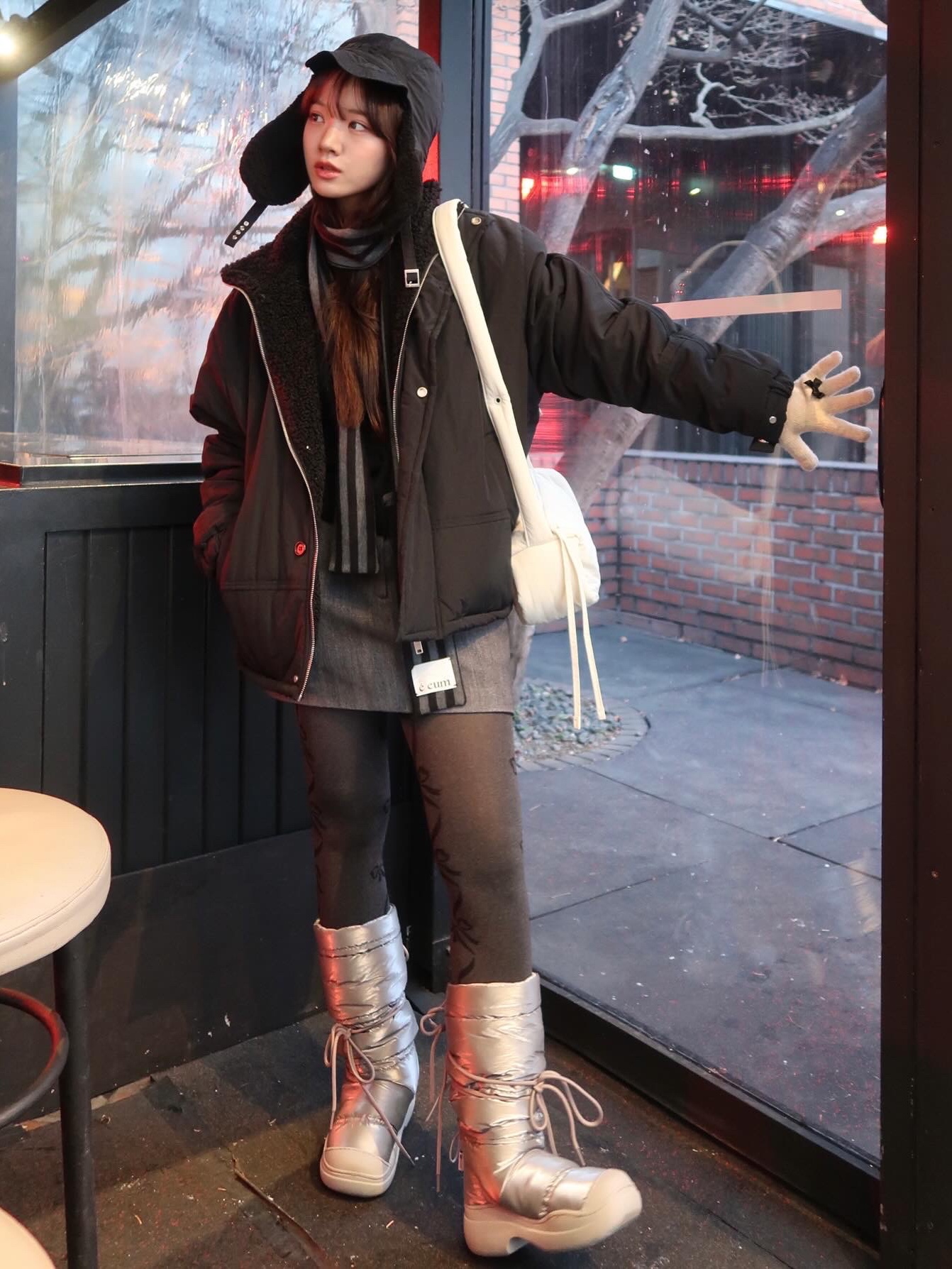 (W) Rockfishweatherwear Hayden Long Puff Padded Boots Silver 착용 스타일 - 1