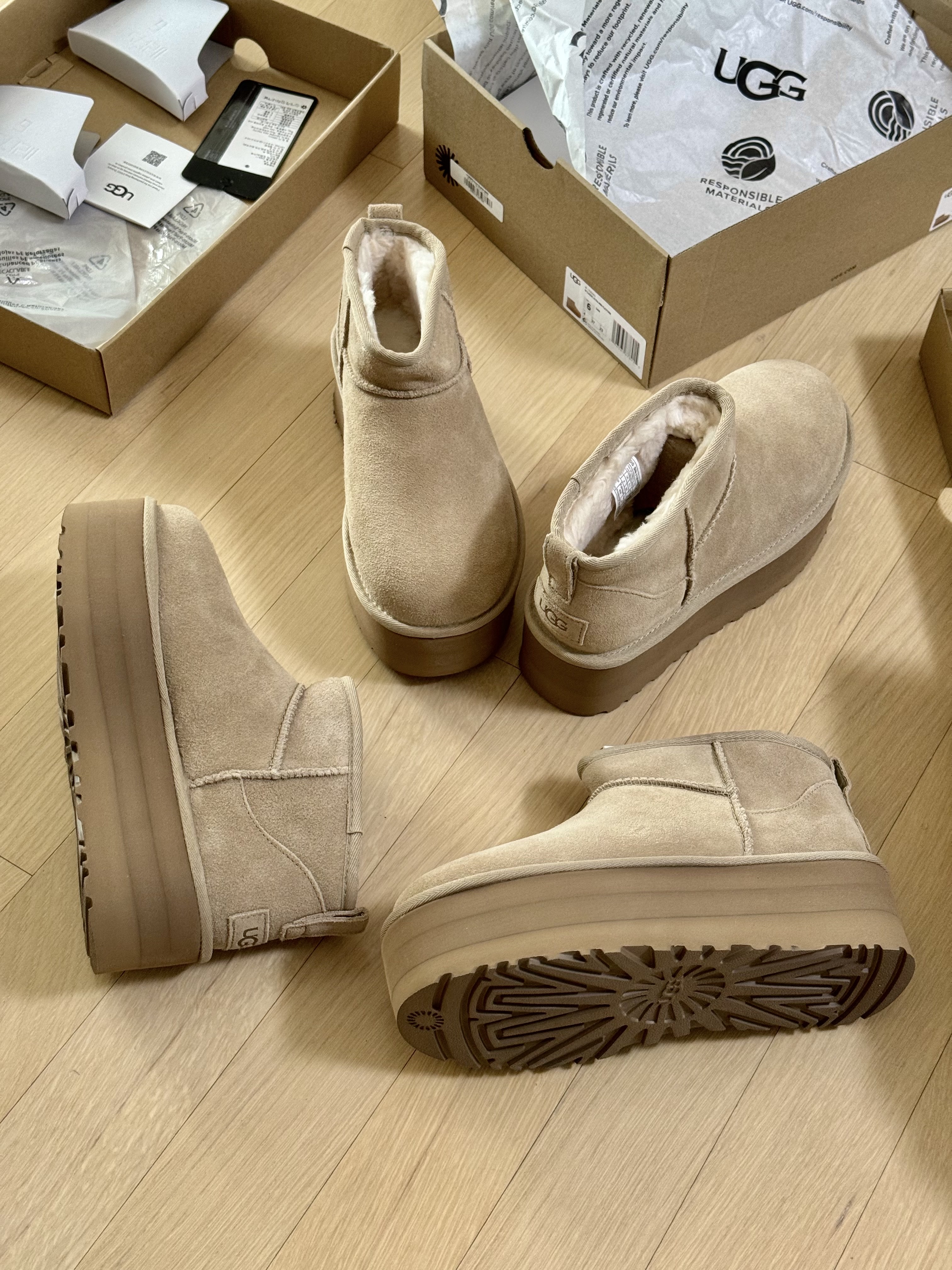 Emis Velvet Circular Bag Green, (W) UGG Classic Ultra Mini Platform Sand 착용 스타일 - 5