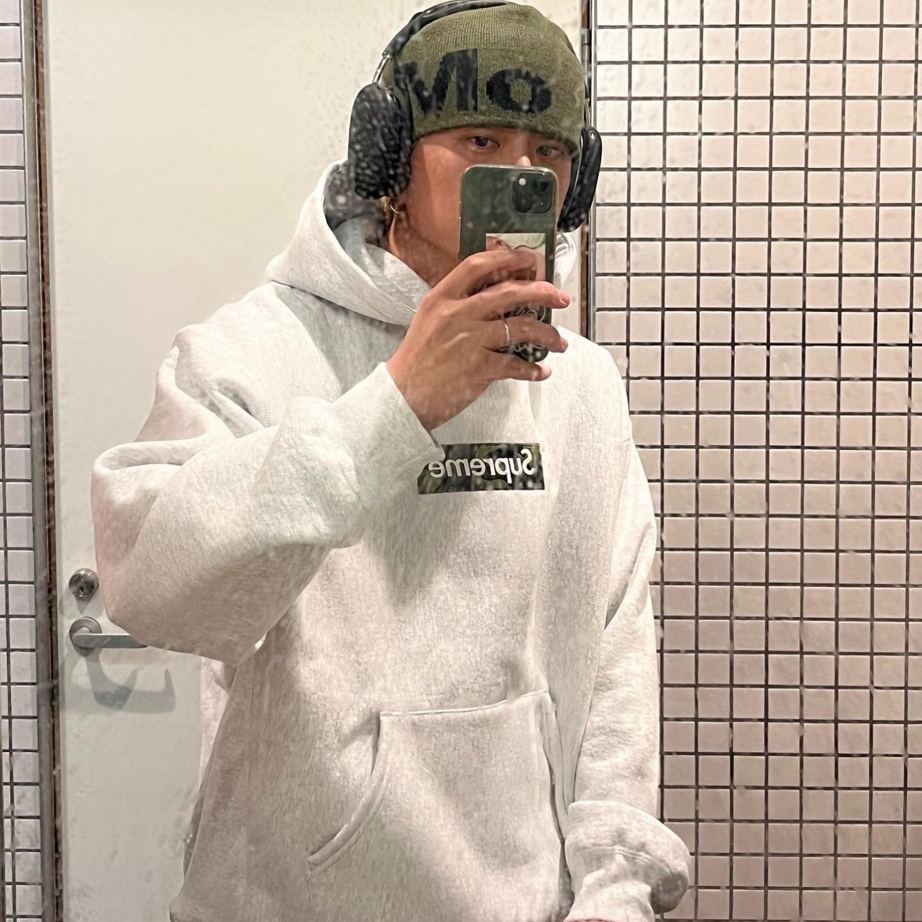 Supreme Box Logo Hooded Sweatshirt Ash Grey - 23FW, Supreme Box Logo Hooded Sweatshirt Black - 23FW 착용 스타일 - 5