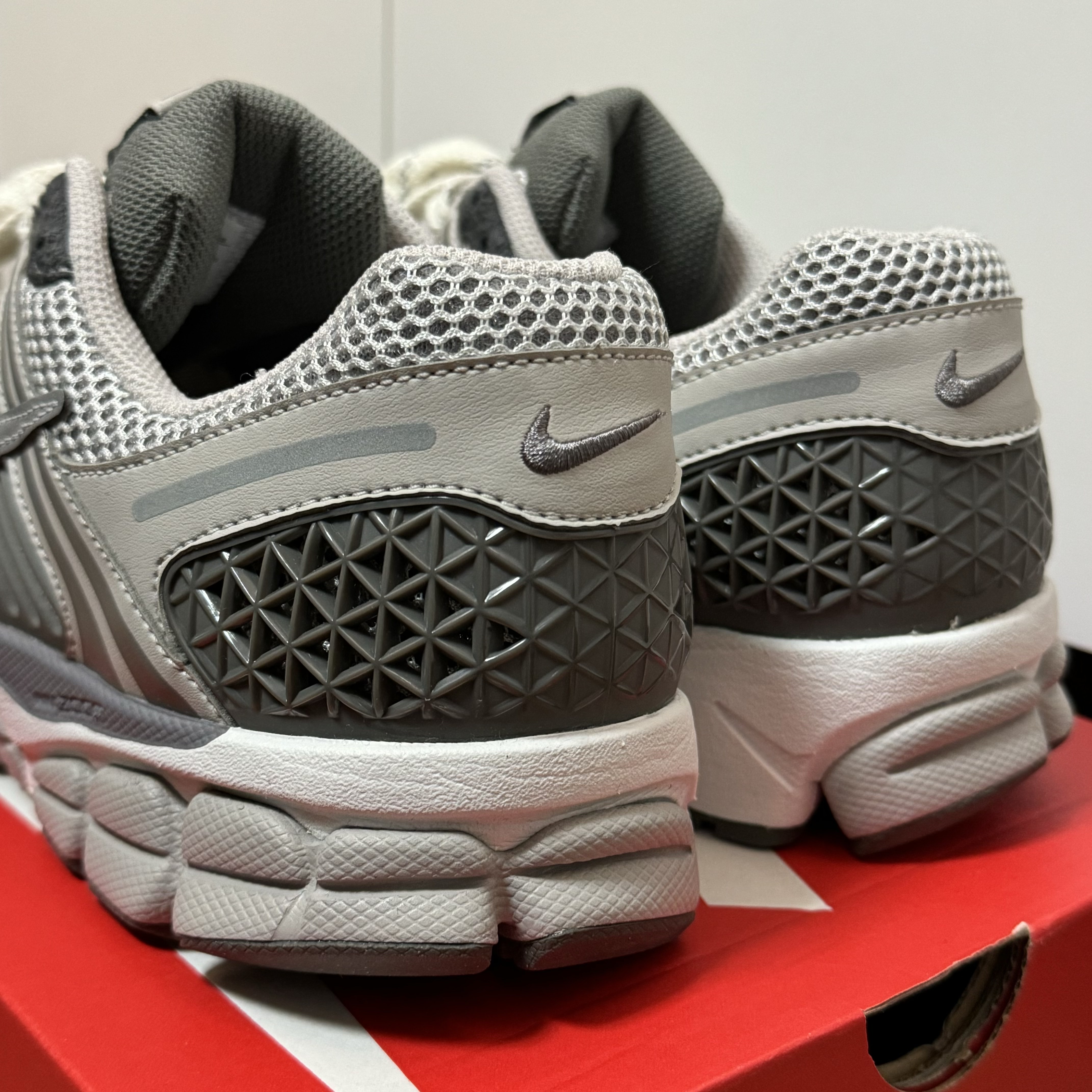 Nike Zoom Vomero 5 PRM Light Iron Ore and Flat Fewter 착용 스타일 - 2