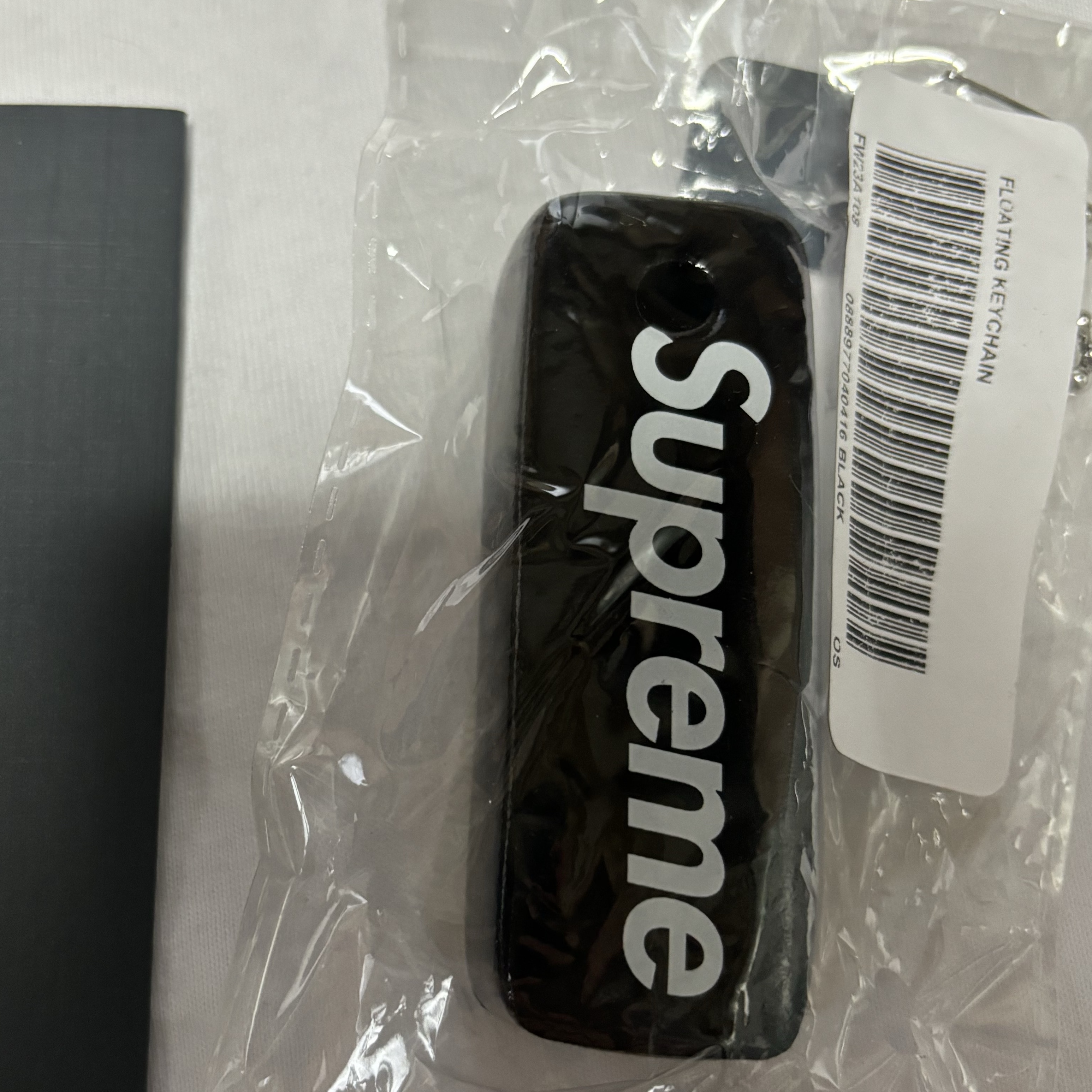 Supreme Floating Keychain Black - 23FW 착용 스타일 - 1