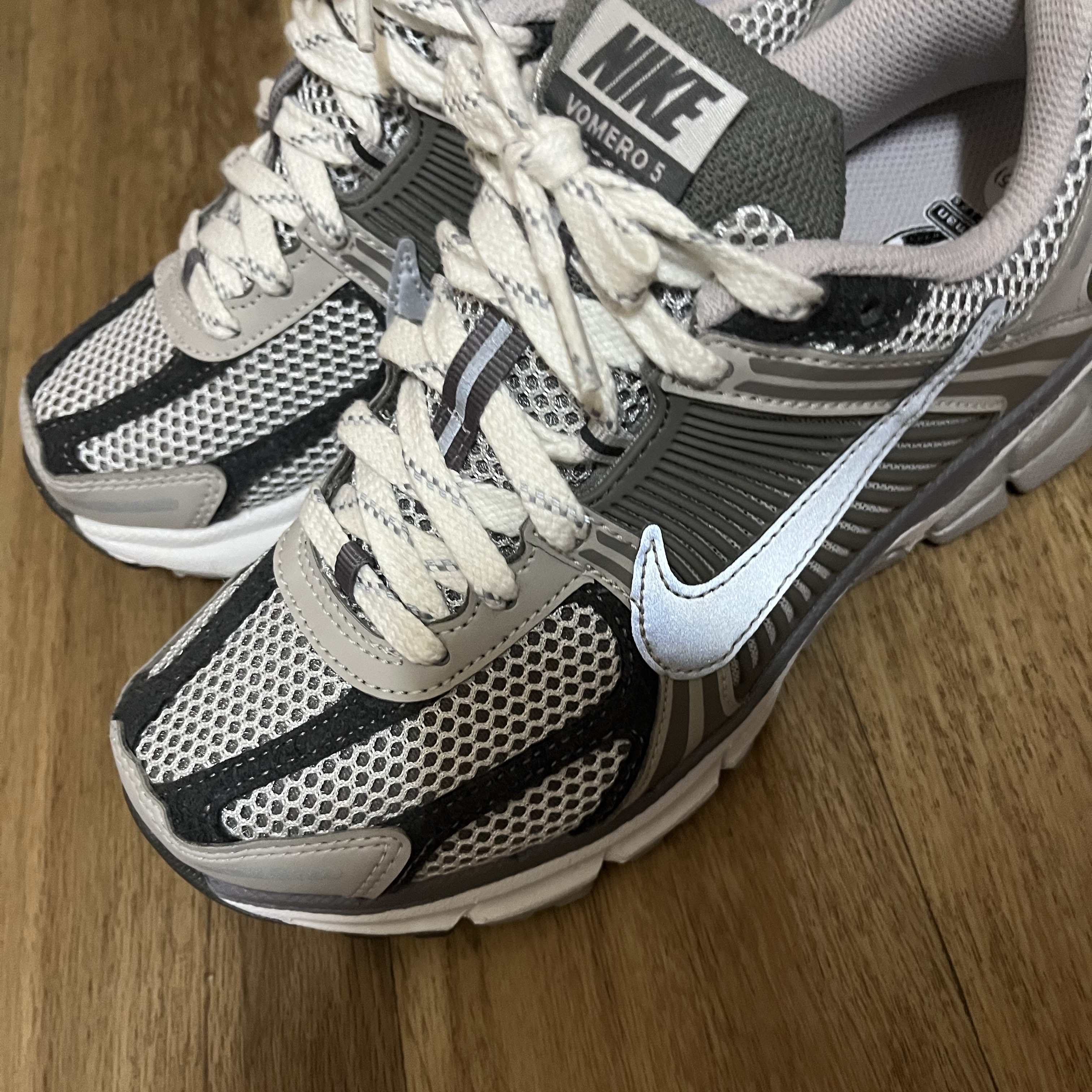 Nike Zoom Vomero 5 PRM Light Iron Ore and Flat Fewter 착용 스타일 - 1