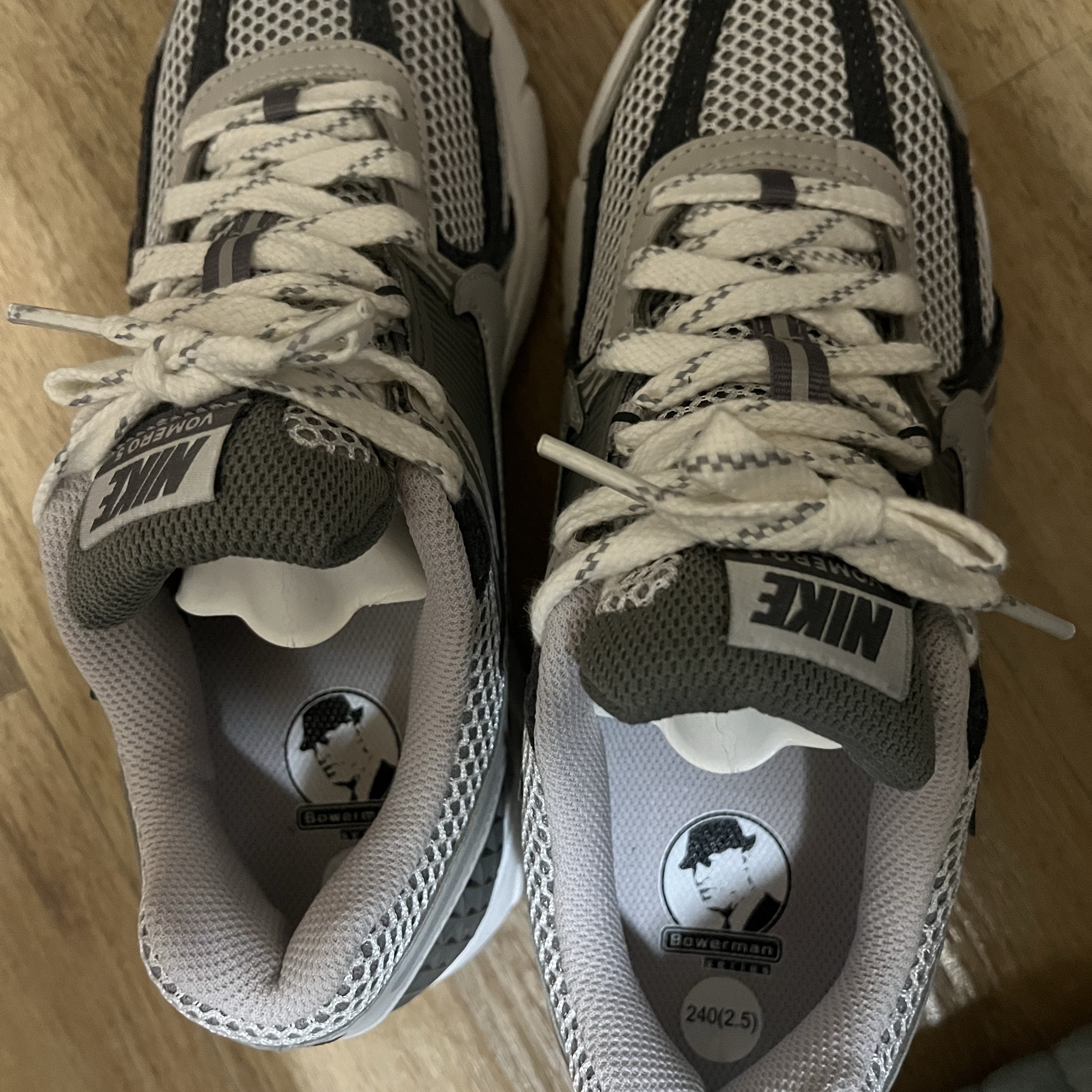 Nike Zoom Vomero 5 PRM Light Iron Ore and Flat Fewter 착용 스타일 - 3