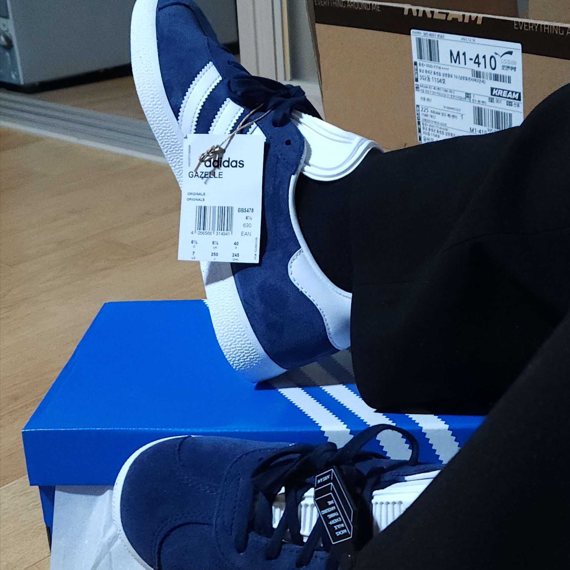 Adidas Gazelle Collegiate Navy 착용 스타일