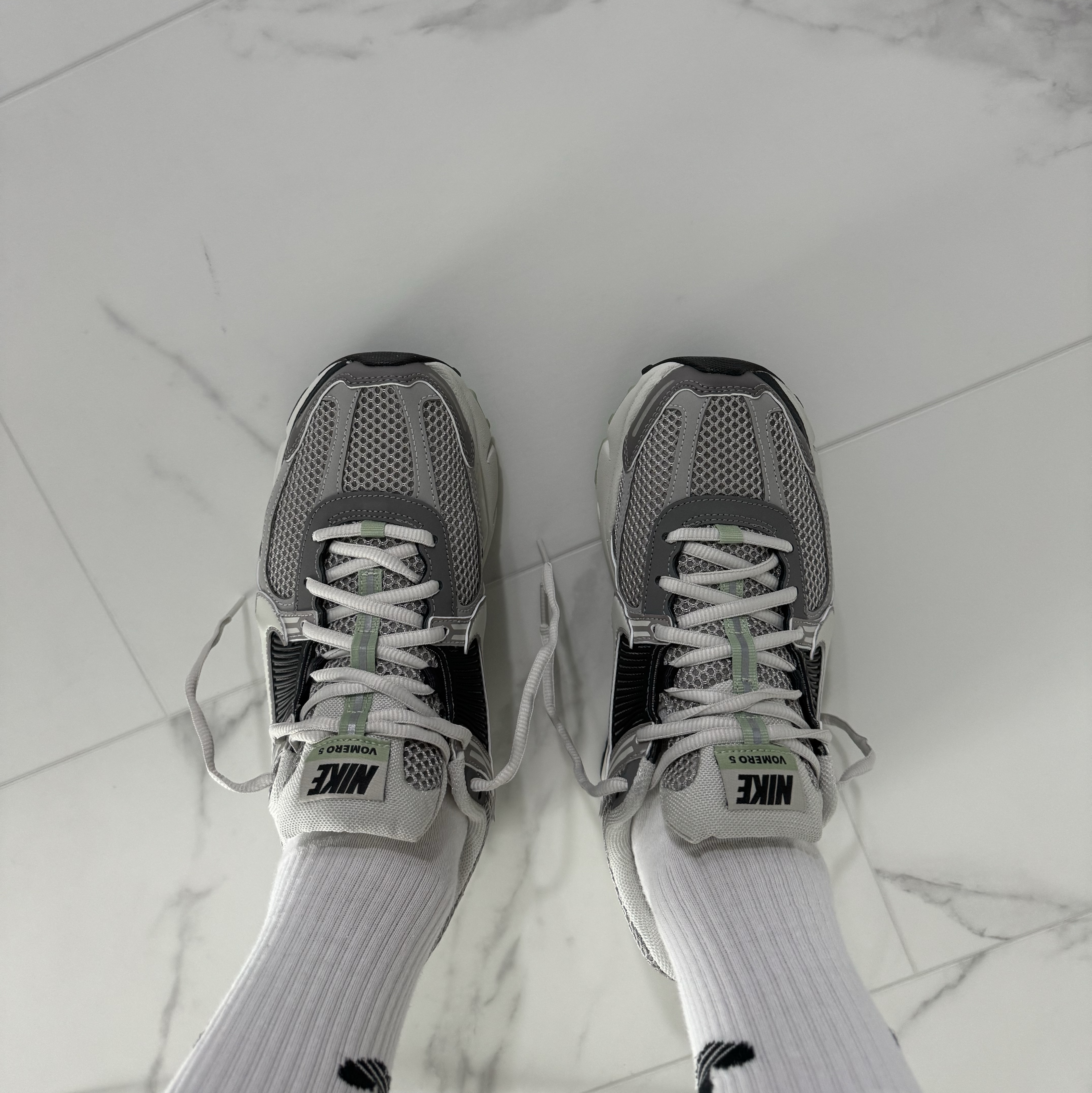 (W) Nike Zoom Vomero 5 Cobblestone and Flat Pewter 착용 스타일