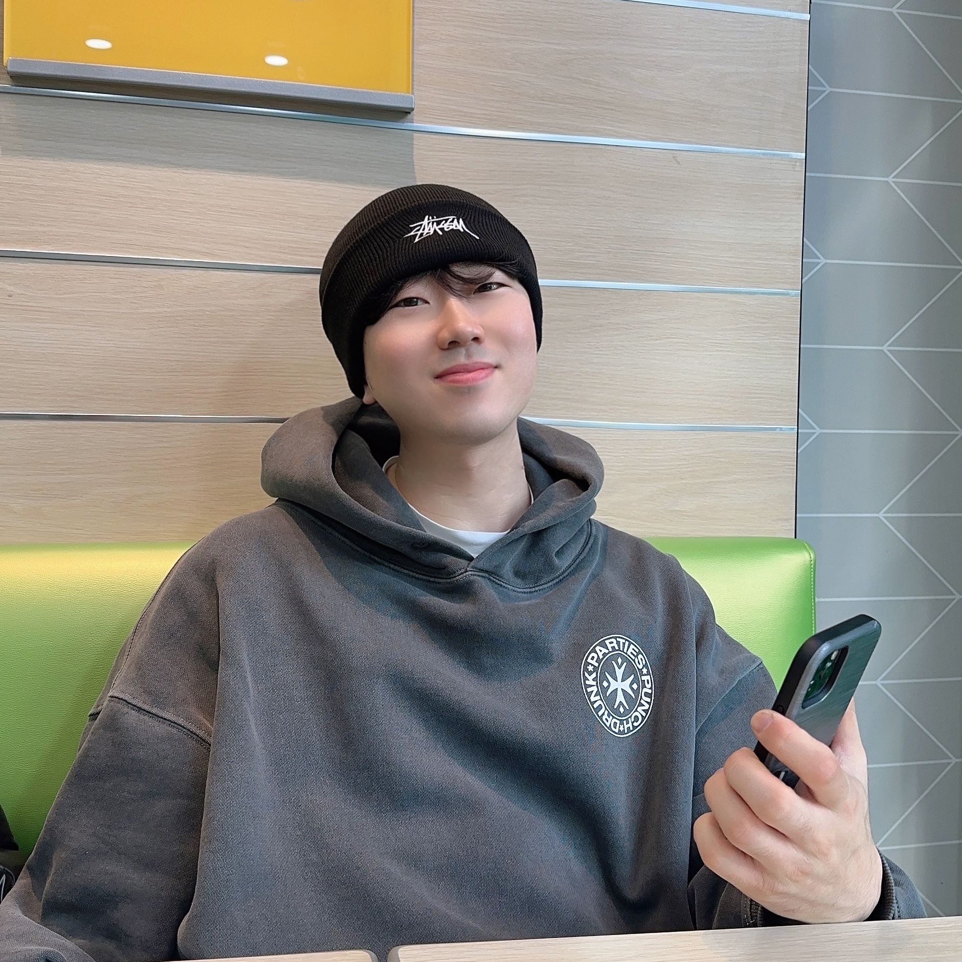 Stussy Stock Cuff Beanie Black 착용 스타일
