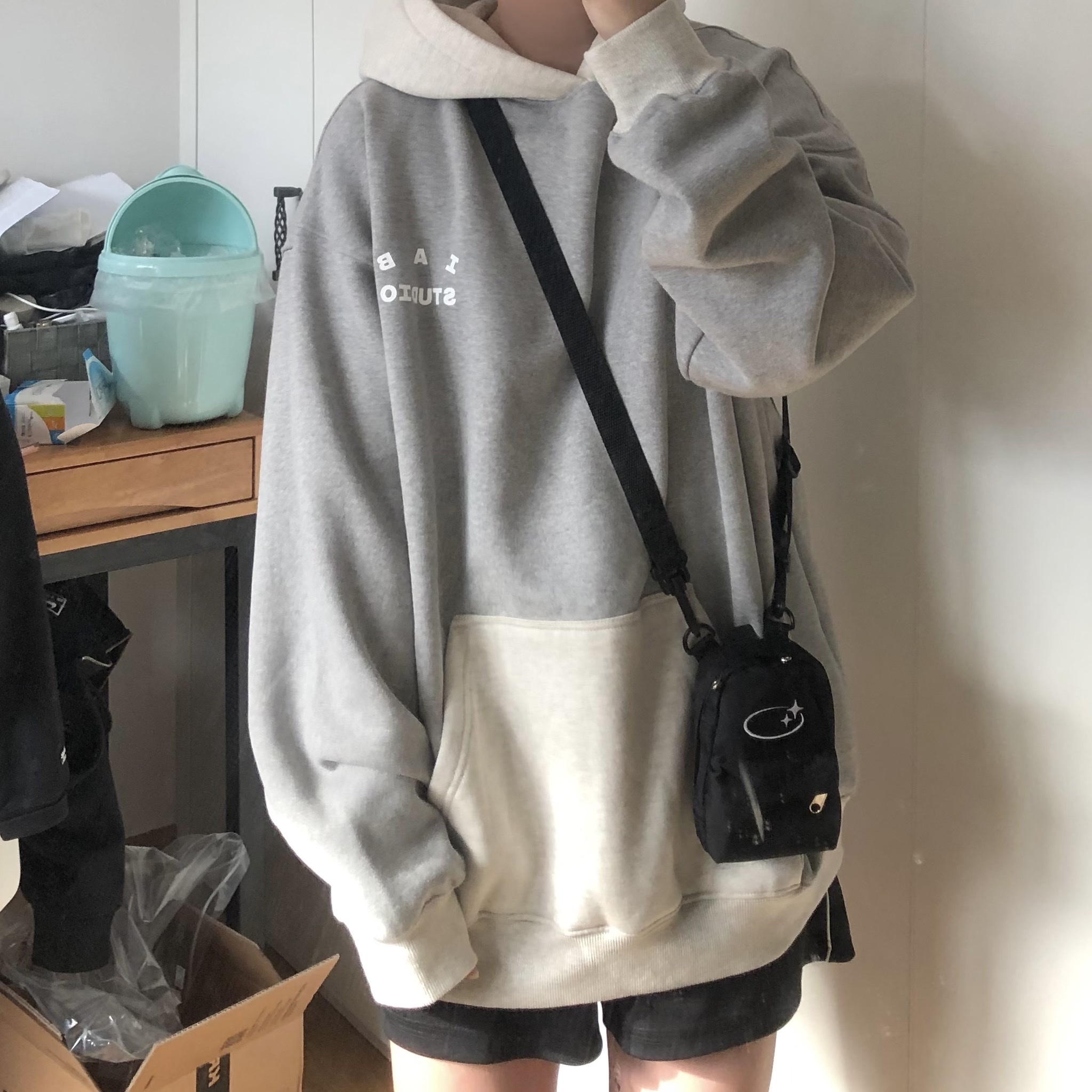 IAB Studio Hoodie Dual Gray 착용 스타일 - 1