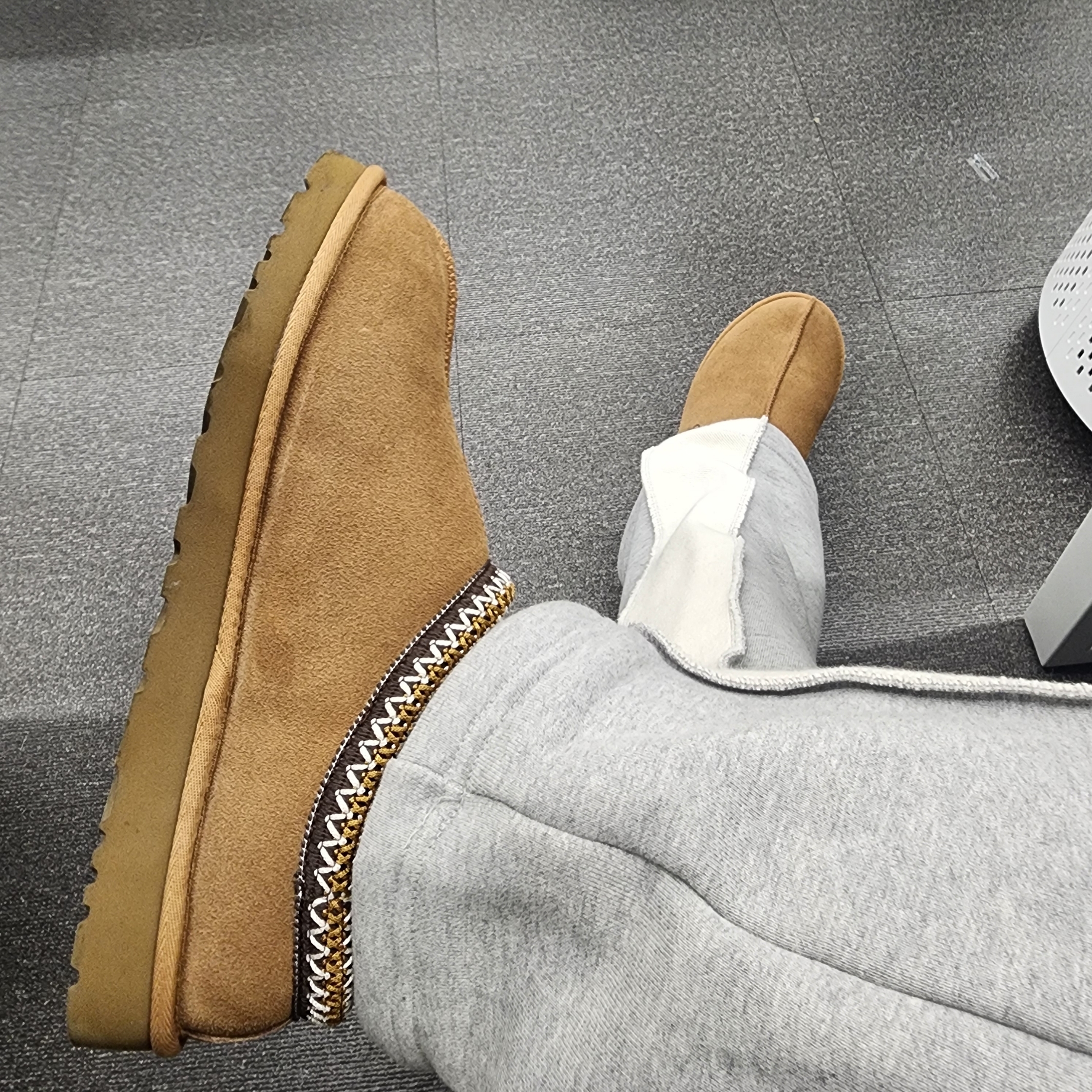 UGG Tasman Slipper Chestnut 착용 스타일