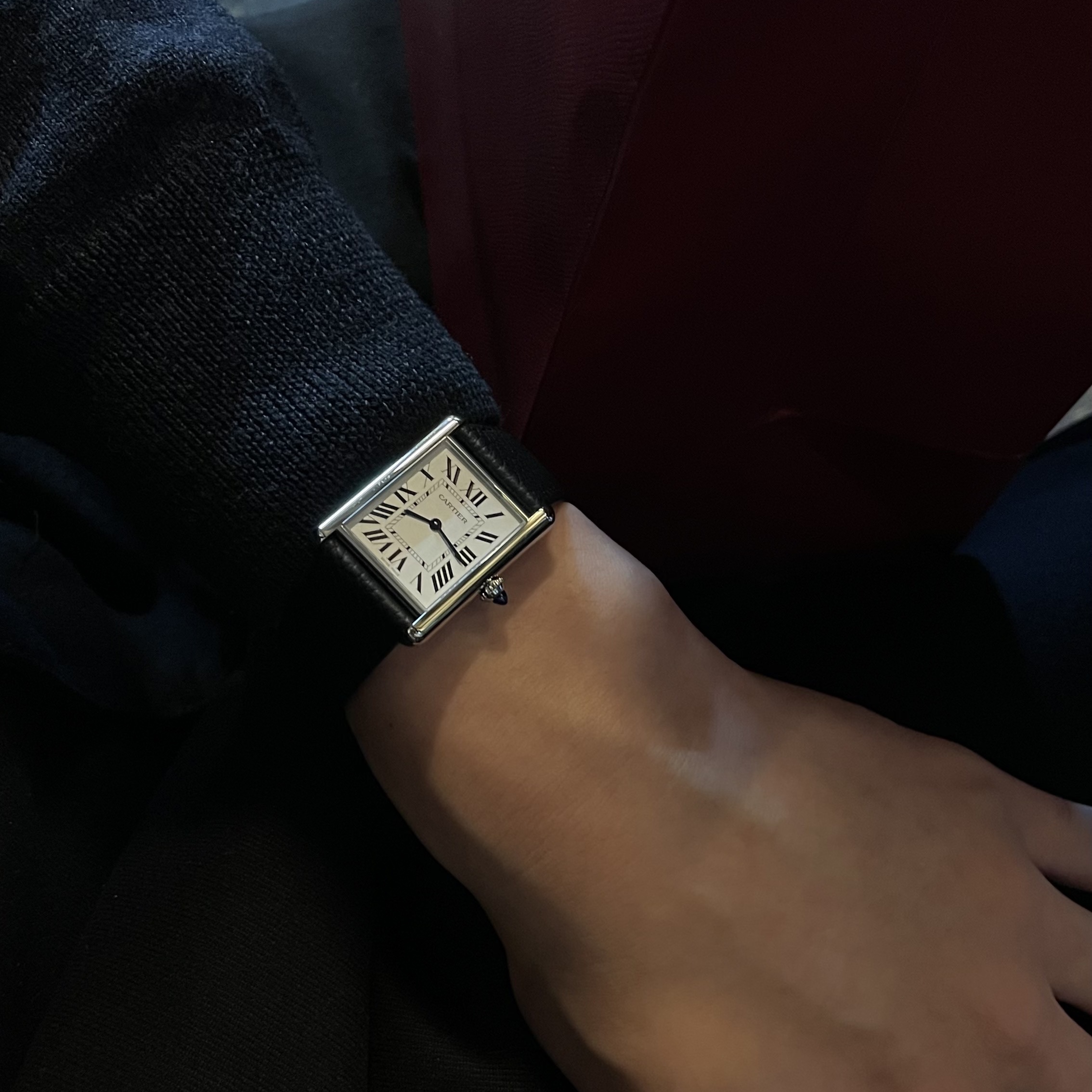 Cartier Tank Must Watch Large Quartz Steel Calfskin Black 착용 스타일