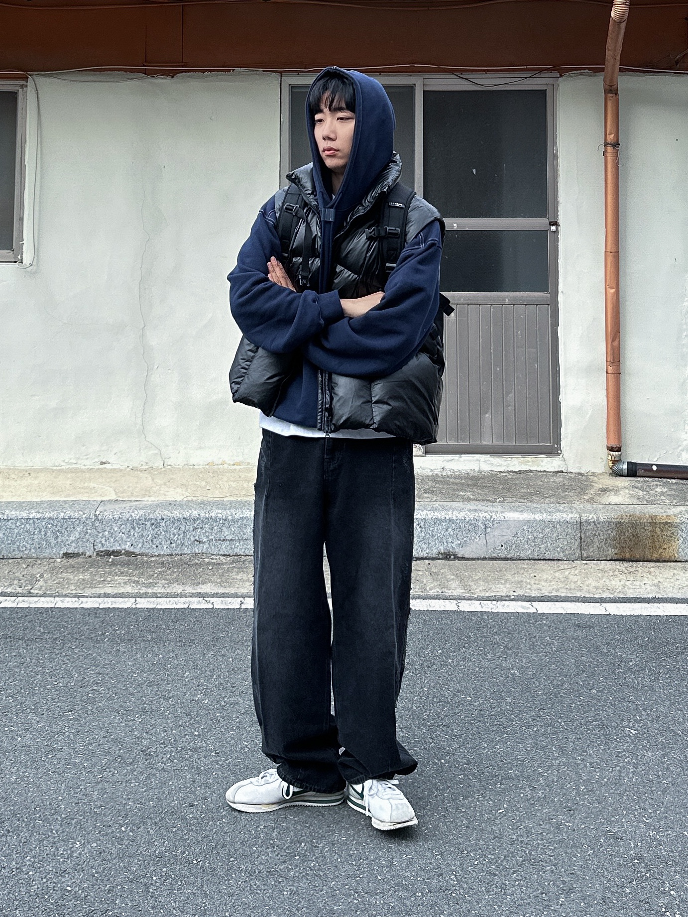 Nike x Stranger Things Classic Cortez Hawkins High School 착용 스타일