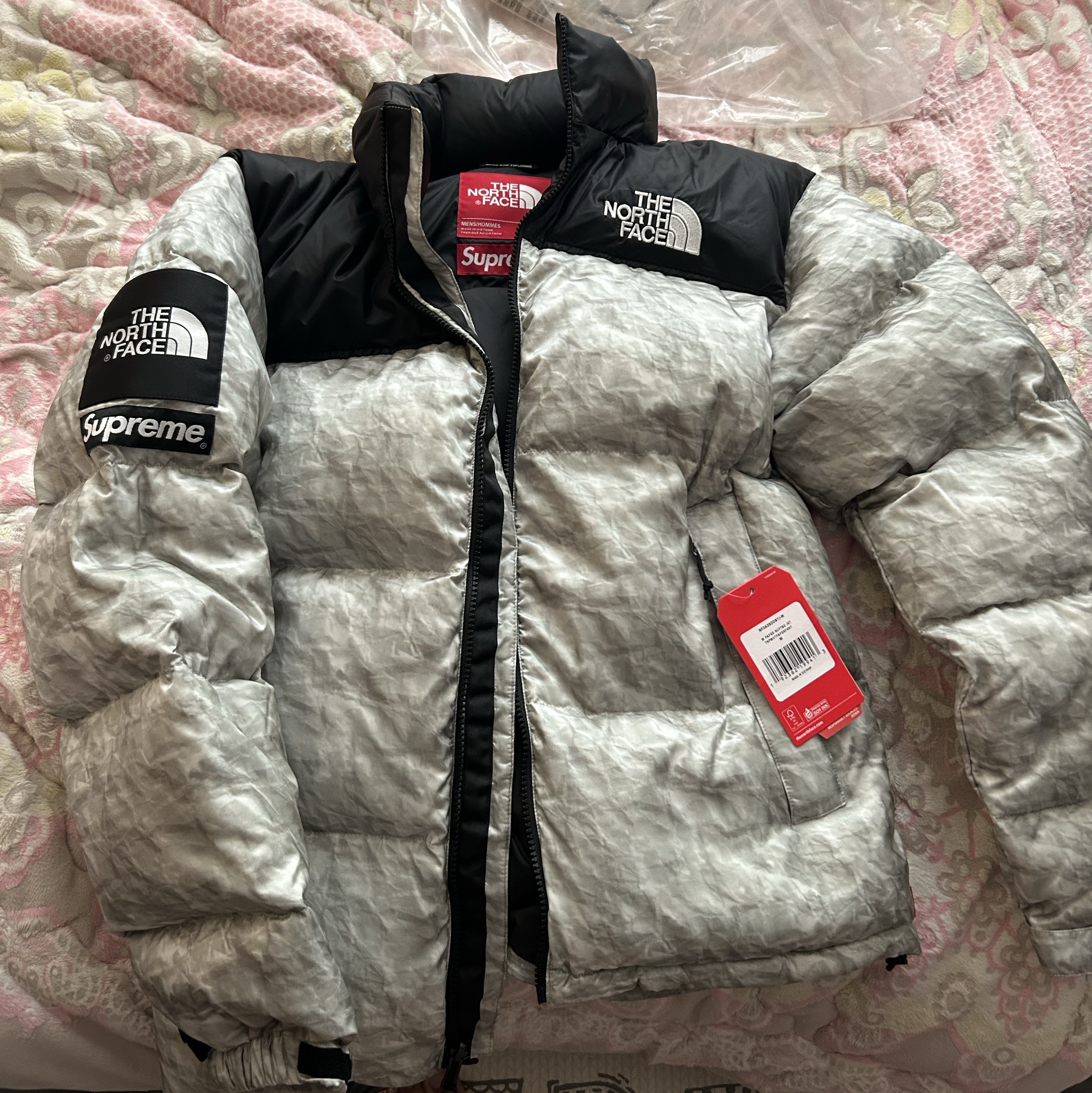 Supreme x The North Face Paper Print Nuptse Jacket - 19FW 착용 스타일