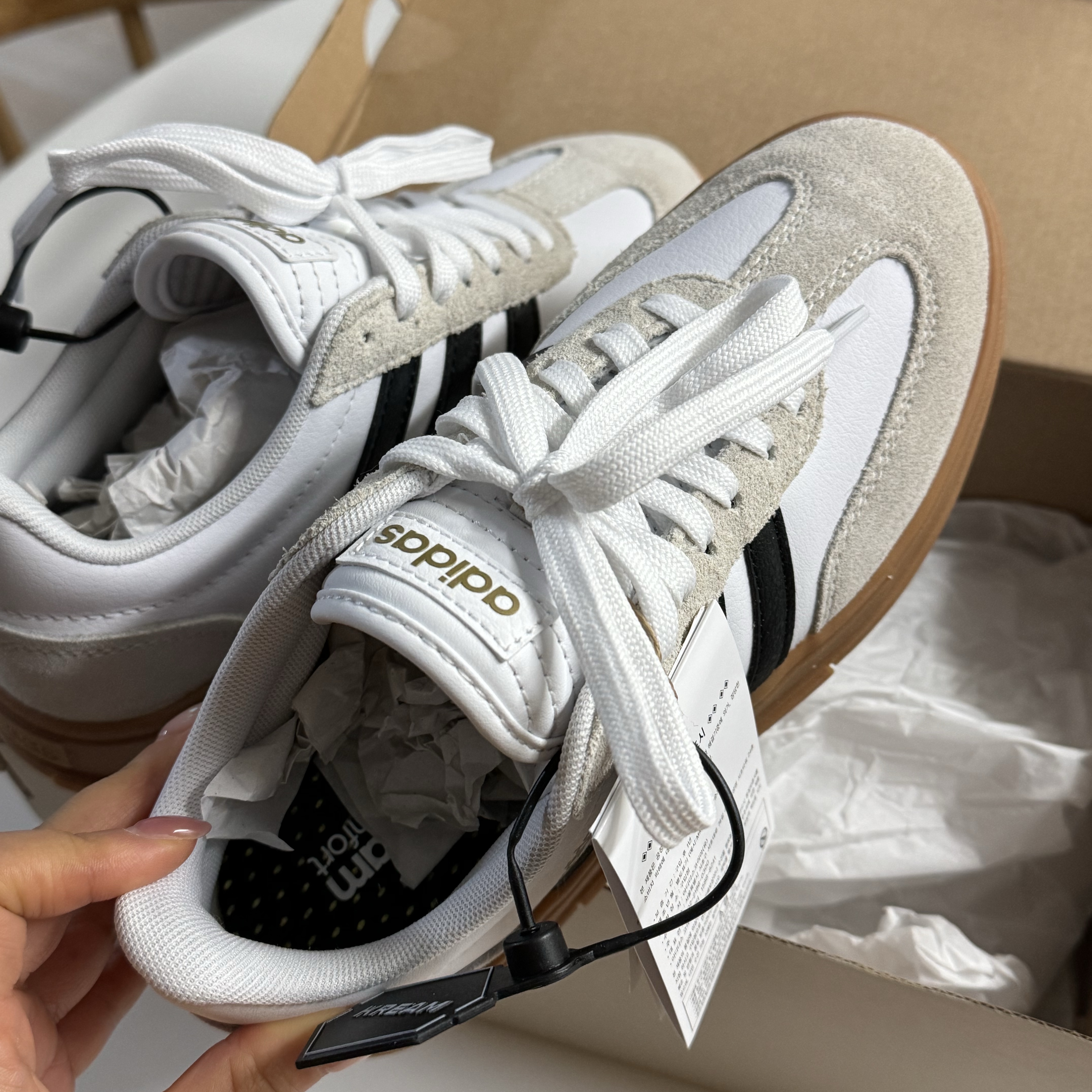 Adidas Gradas White Core Black 착용 스타일 - 3