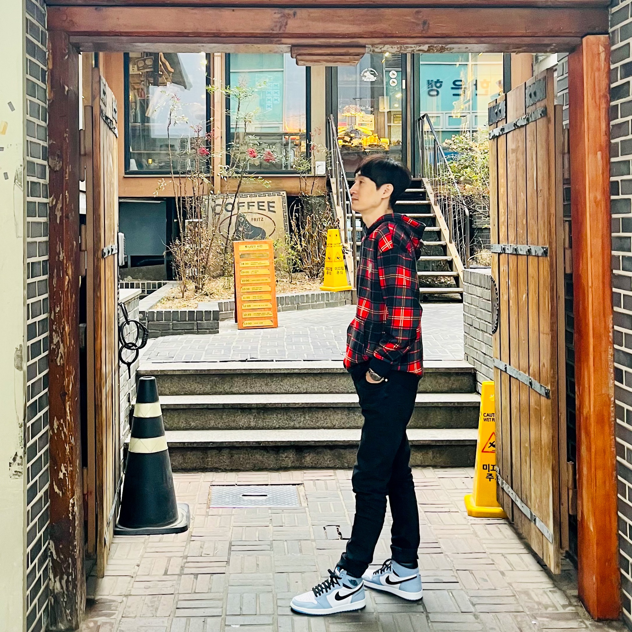 Jordan Essentials Holiday Hoodie Fire Red, Jordan 1 Retro High OG University Blue 착용 스타일