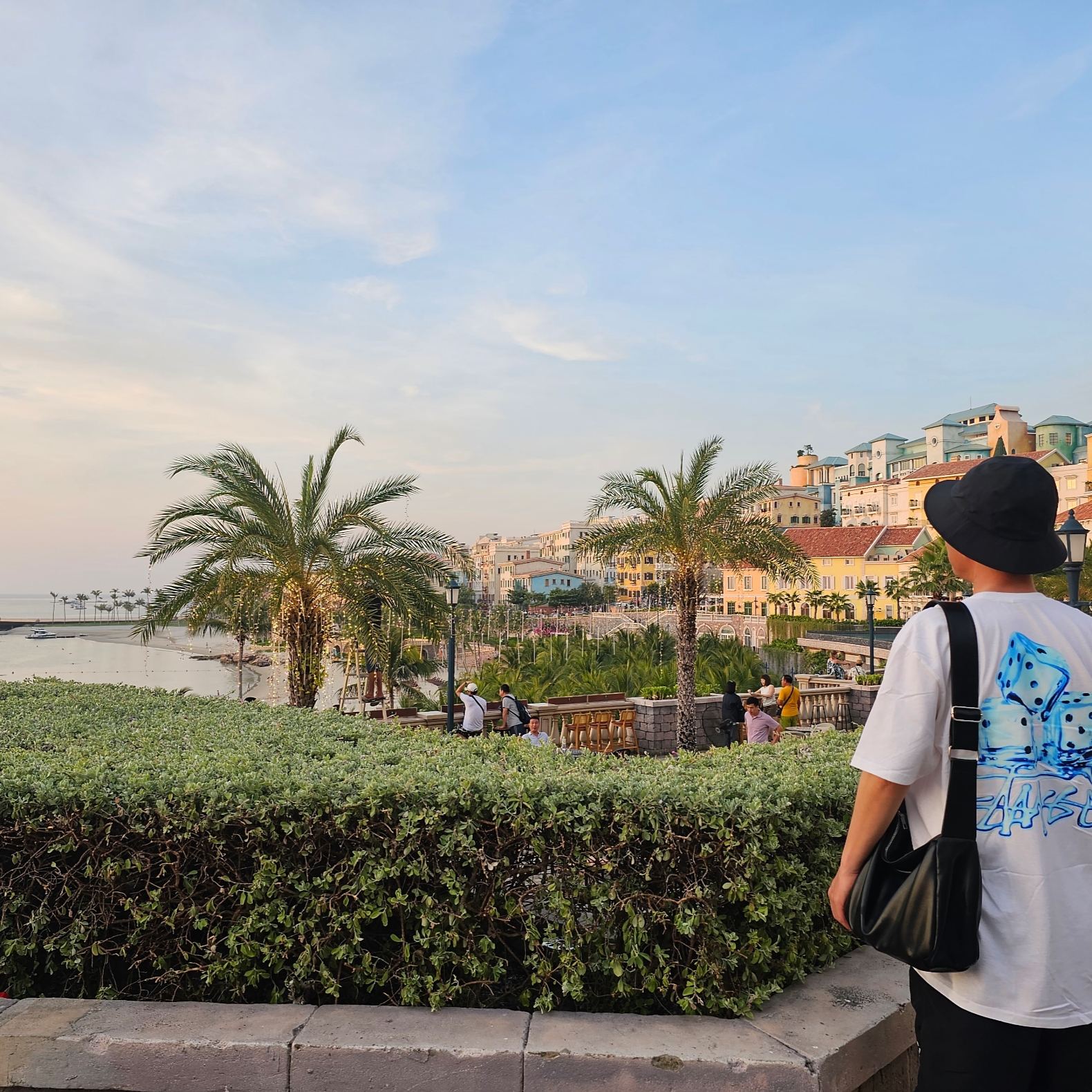 Stussy Melted T-Shirt White, Stussy Big Basic Water Shorts Black 착용 스타일 - 1