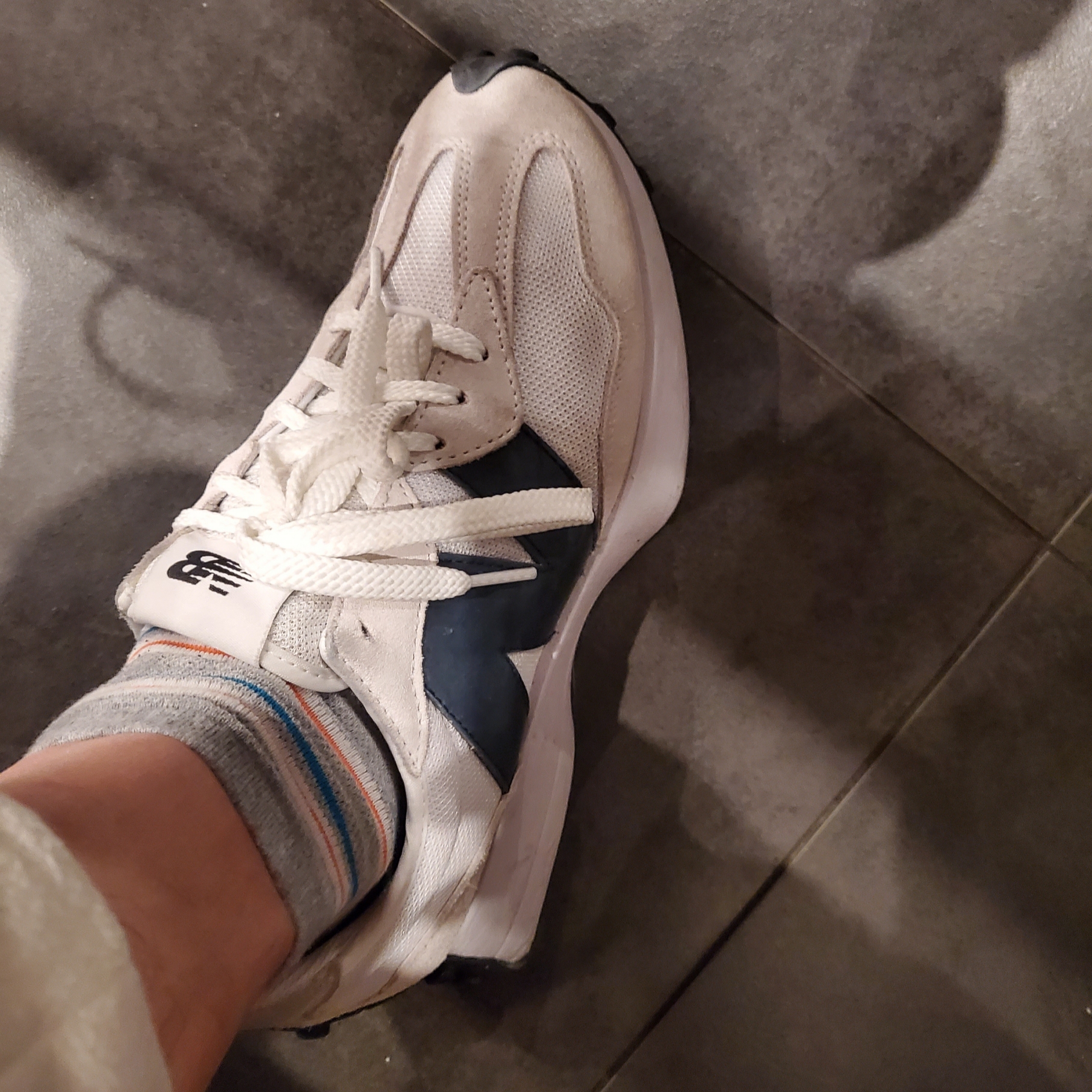 New Balance 327 White Black 착용 스타일