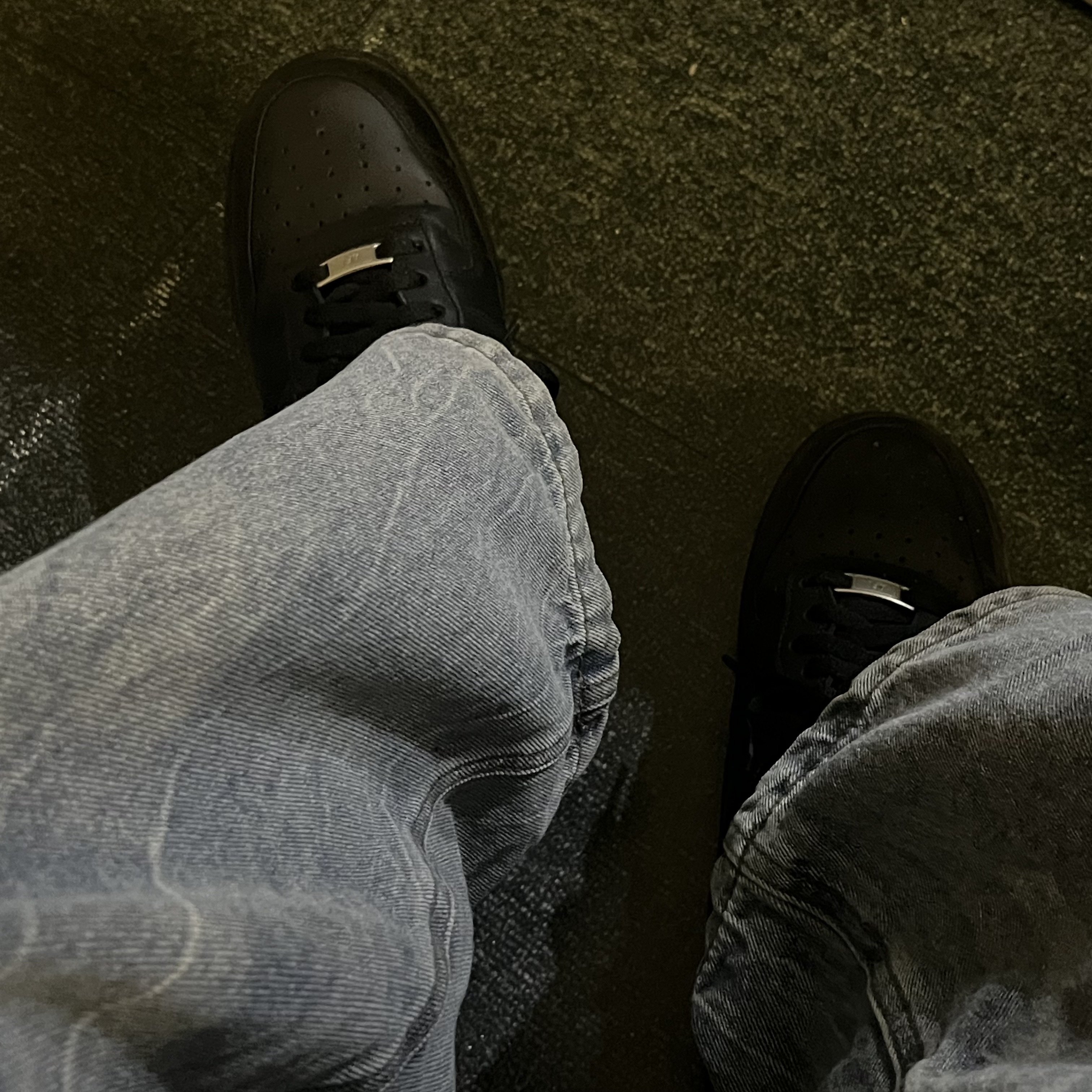 Nike Air Force 1 '07 Low Triple Black 착용 스타일