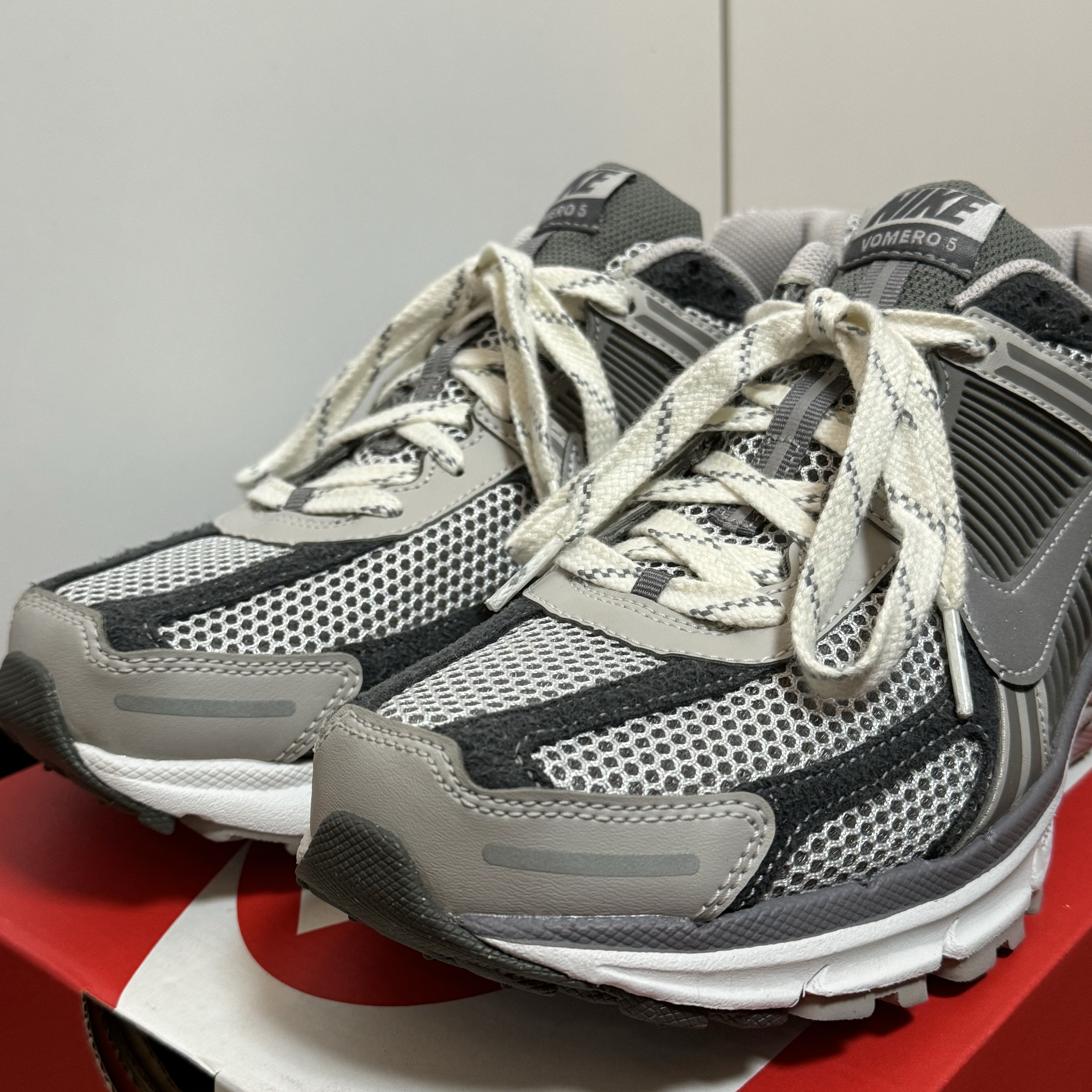 Nike Zoom Vomero 5 PRM Light Iron Ore and Flat Fewter 착용 스타일 - 3