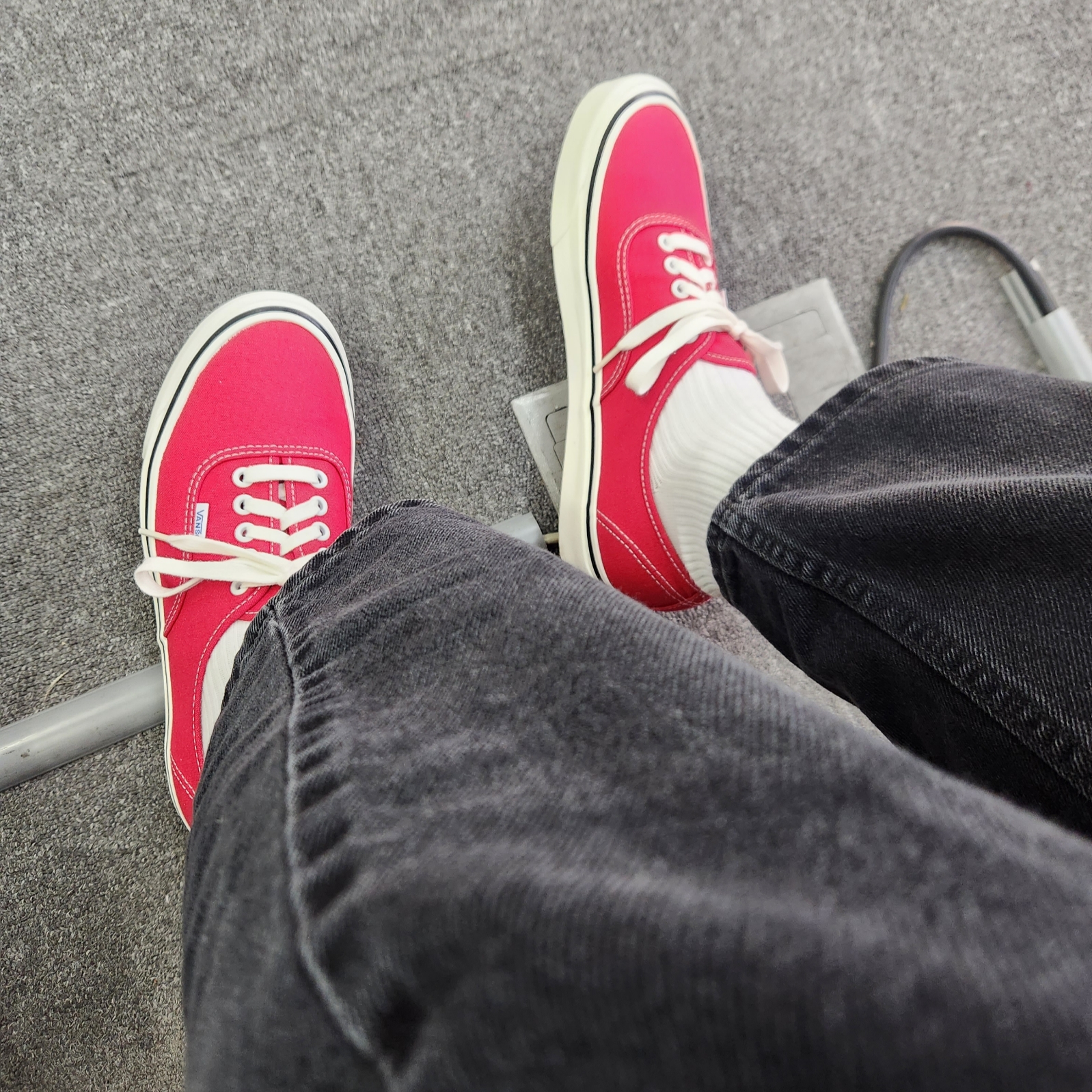 Vans Authentic 44 DX Anaheim Factory Racing Red 착용 스타일 - 2